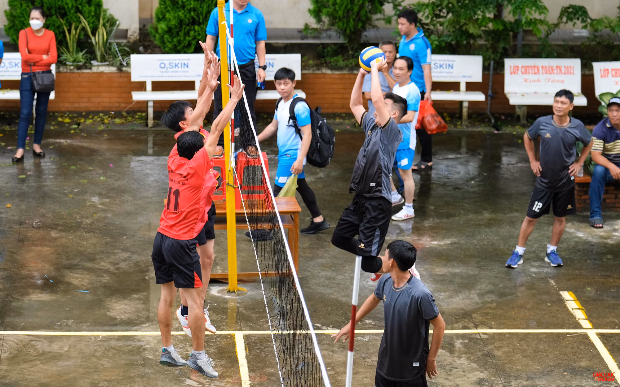 Những pha bóng tranh tài giữa các đội bóng nam rất quyết liệt giữa trời mưa lất phất.