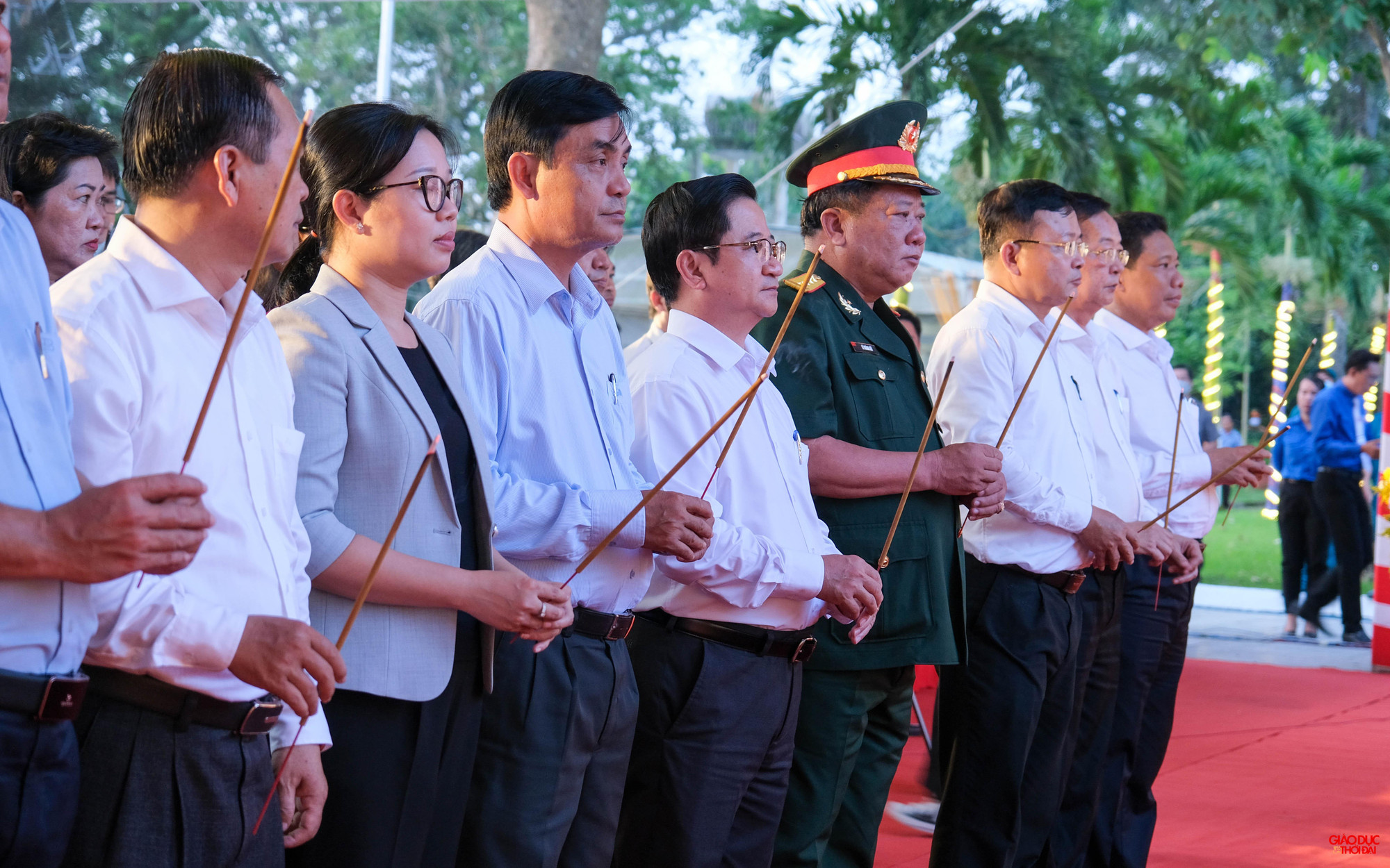 Buổi Lễ dâng hương tưởng niệm diễn ra với không khí trang nghiêm và thành kính. Buổi Lễ dâng hương tưởng niệm diễn ra với không khí trang nghiêm và thành kính.