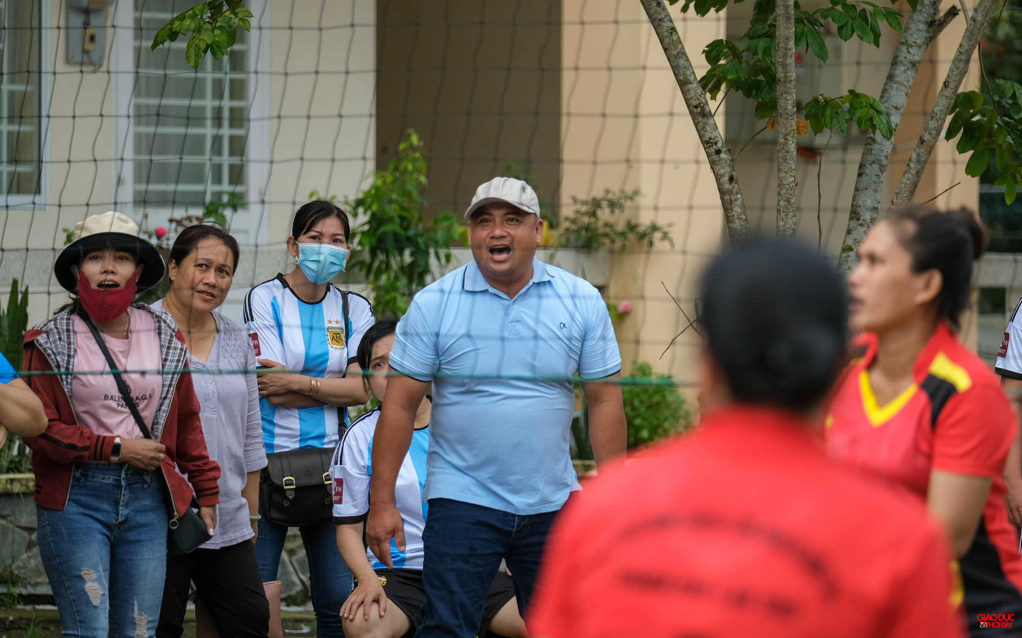 Cổ động viên cũng rất nóng, cổ vũ nhiệt tình phía bên ngoài sân đấu Cổ động viên cũng rất nóng, cổ vũ nhiệt tình phía bên ngoài sân đấu