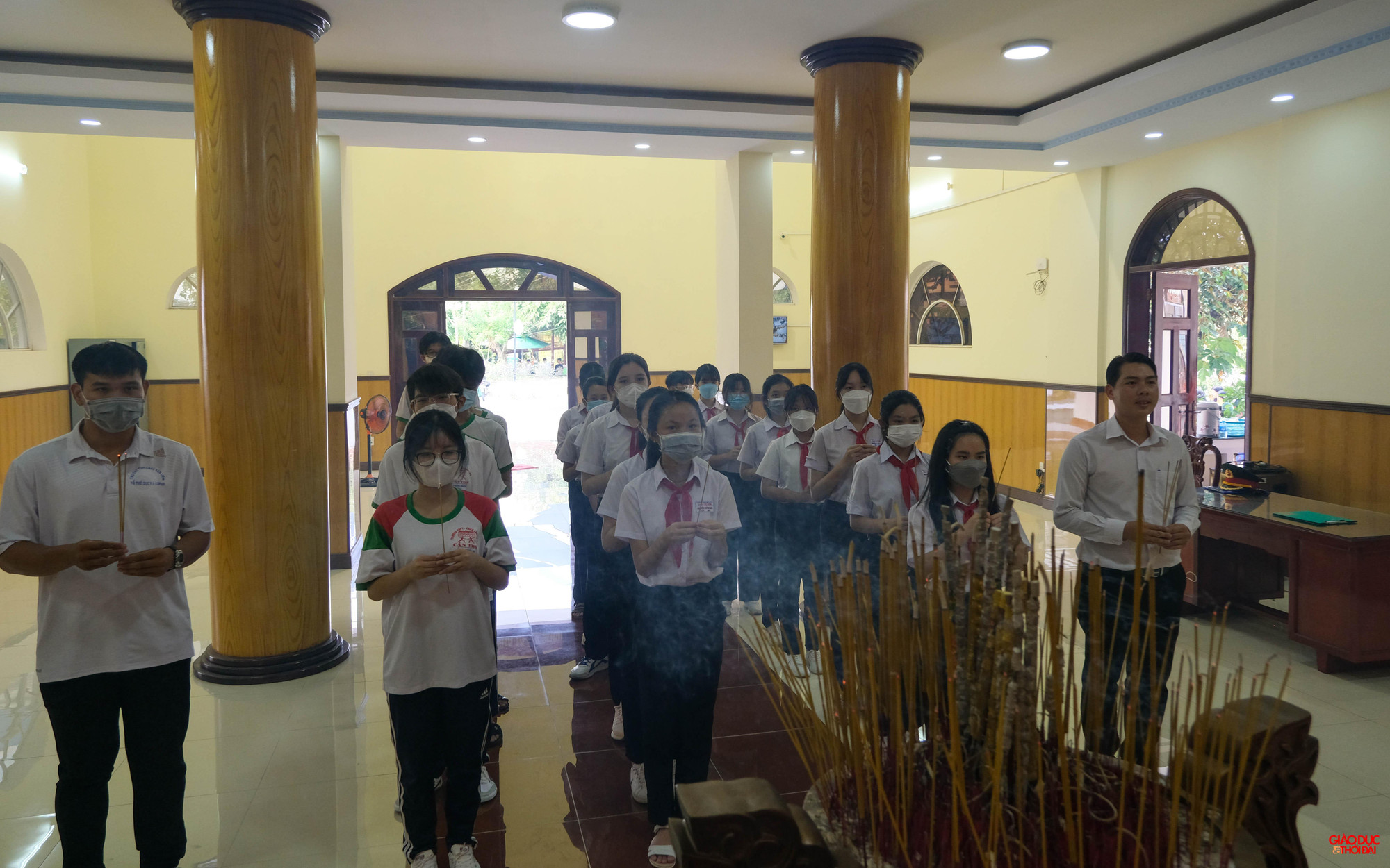 Tham gia triển lãm còn có hơn 30 học sinh của trường THCS Đoàn Thị Điểm và THPT Châu Văn Liêm đến thắp hương và tham quan tại khu triển lãm. Tham gia triển lãm còn có hơn 30 học sinh của trường THCS Đoàn Thị Điểm và THPT Châu Văn Liêm đến thắp hương và tham quan tại khu triển lãm.