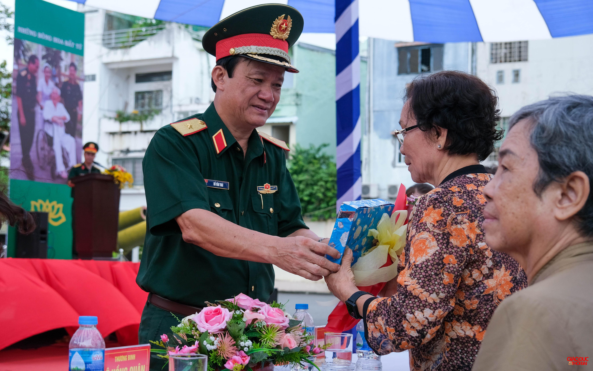 Thiếu tướng Hồ Văn Thái, Chính ủy Quân khu 9 tặng hoa và quà cho các thương binh tại buổi lễ khai mạc triển lãm. Thiếu tướng Hồ Văn Thái, Chính ủy Quân khu 9 tặng hoa và quà cho các thương binh tại buổi lễ khai mạc triển lãm.