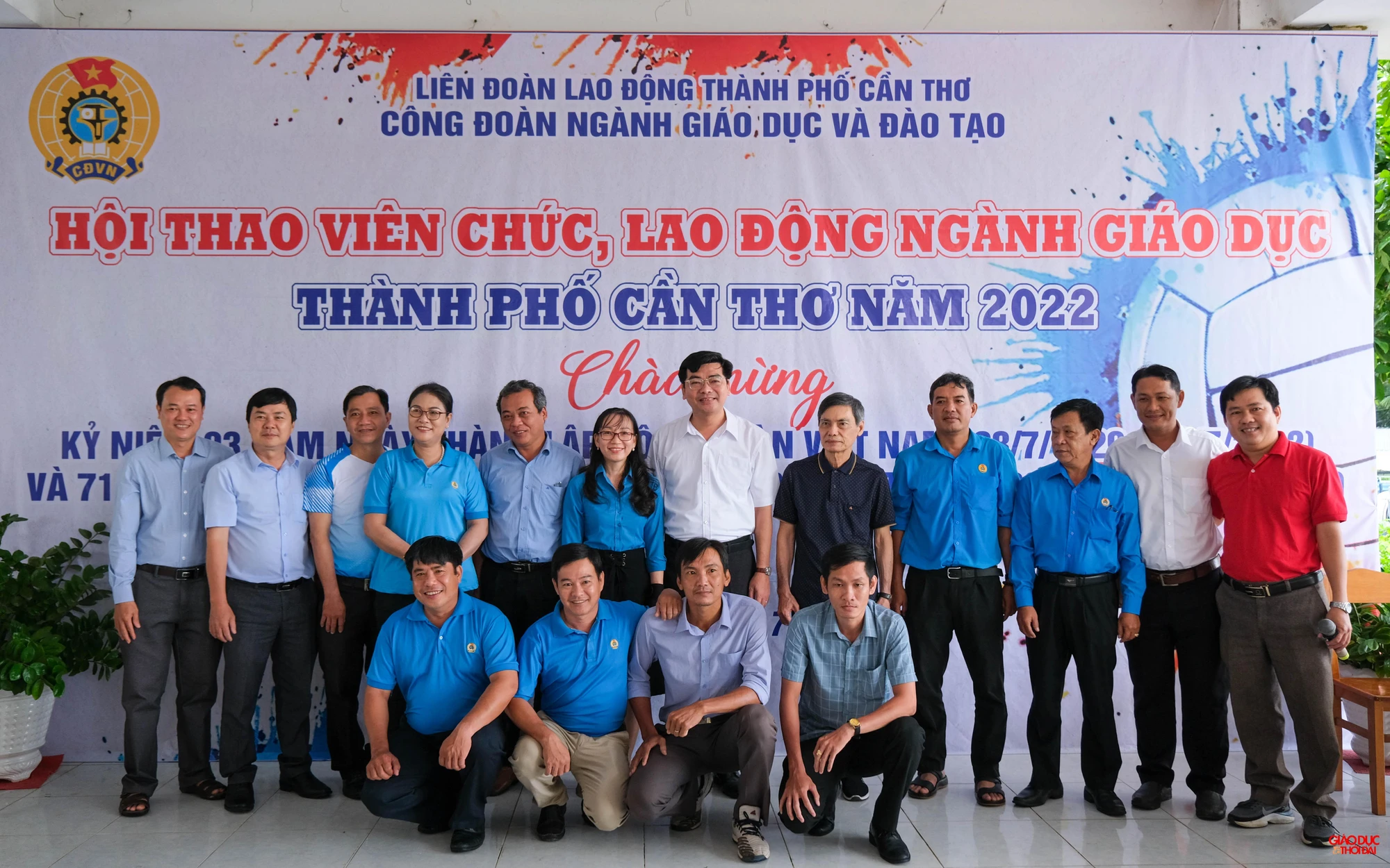 Lãnh đạo Sở và lãnh đạo Công đoành ngành Giáo dục chụp ảnh lưu niệm cùng đại diện các đoàn tham gia hội thao.