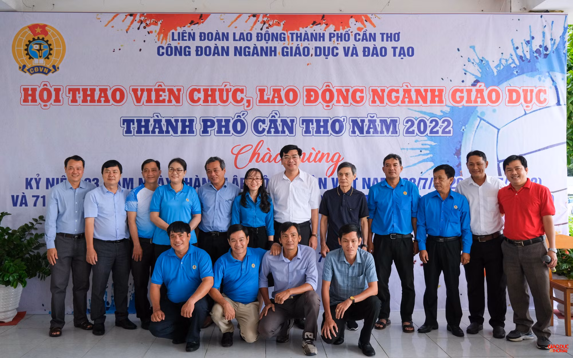 Lãnh đạo Sở và lãnh đạo Công đoành ngành Giáo dục chụp ảnh lưu niệm cùng đại diện các đoàn tham gia hội thao.