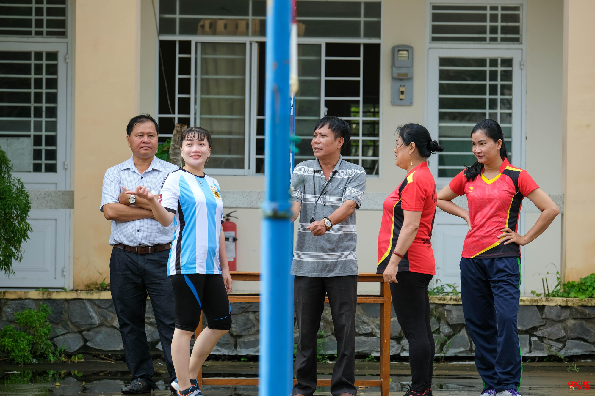 Đại diện hai đội cung trọng tài làm thủ tục thi đấu.