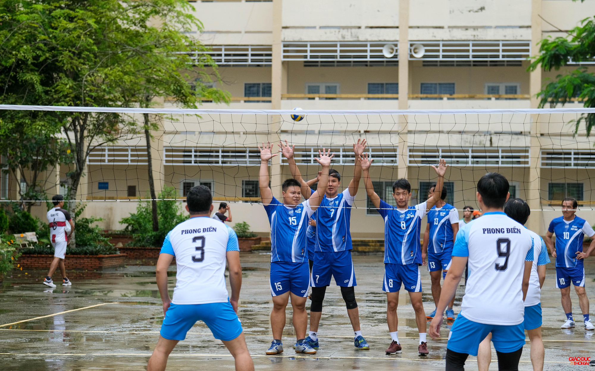 Mặc dù hội thao diễn ra lúc trời mưa nhẹ, nhưng các vận động viên rất sôi nổi và nhiệt tình tham gia thi đấu.