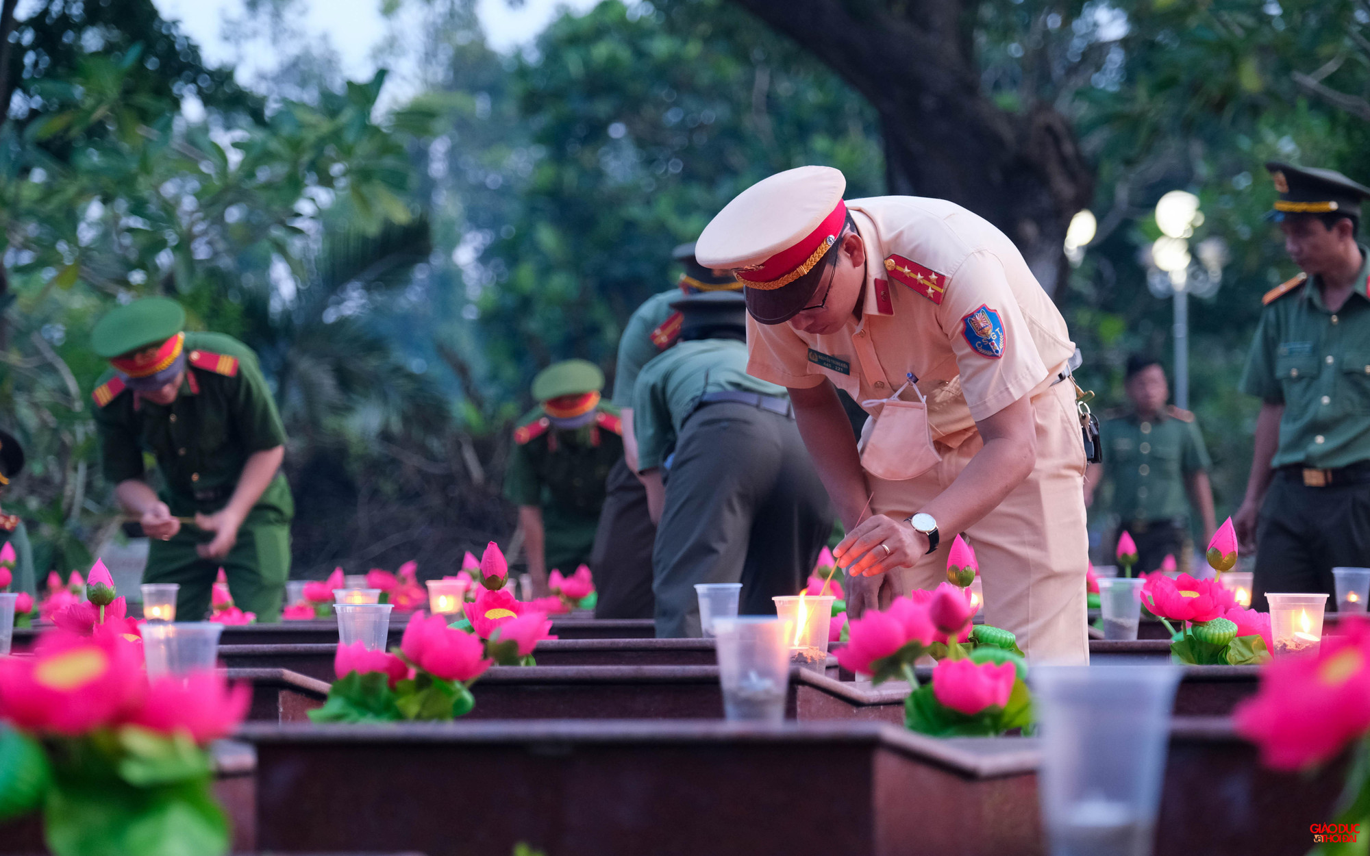 Công an giao thông cùng tham gia tri ân các anh hùng, liệt sĩ Công an giao thông cùng tham gia tri ân các anh hùng, liệt sĩ