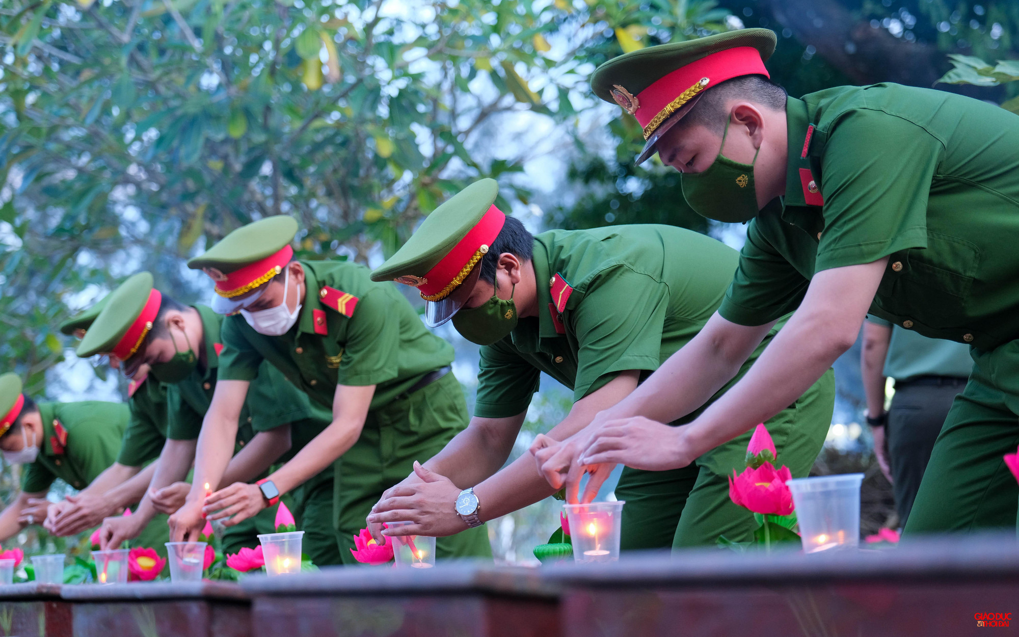 Đoàn chiến sĩ công an thành phố dâng hương và thắp nến tri ân anh hùng liệt sĩ tại nghĩa trang. Đoàn chiến sĩ công an thành phố dâng hương và thắp nến tri ân anh hùng liệt sĩ tại nghĩa trang.