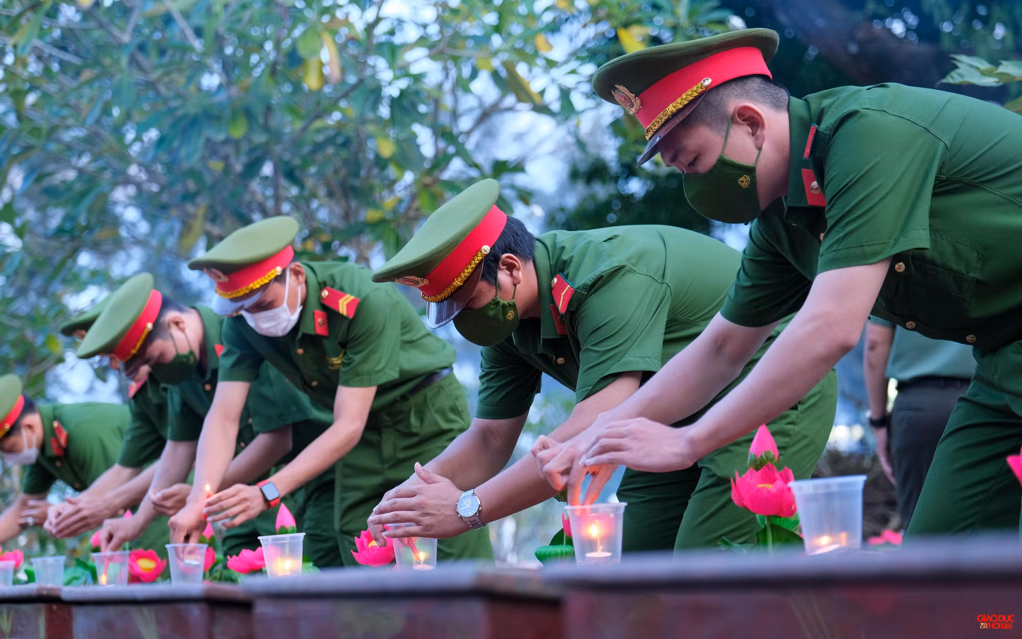 Đoàn chiến sĩ công an thành phố dâng hương và thắp nến tri ân anh hùng liệt sĩ tại nghĩa trang.