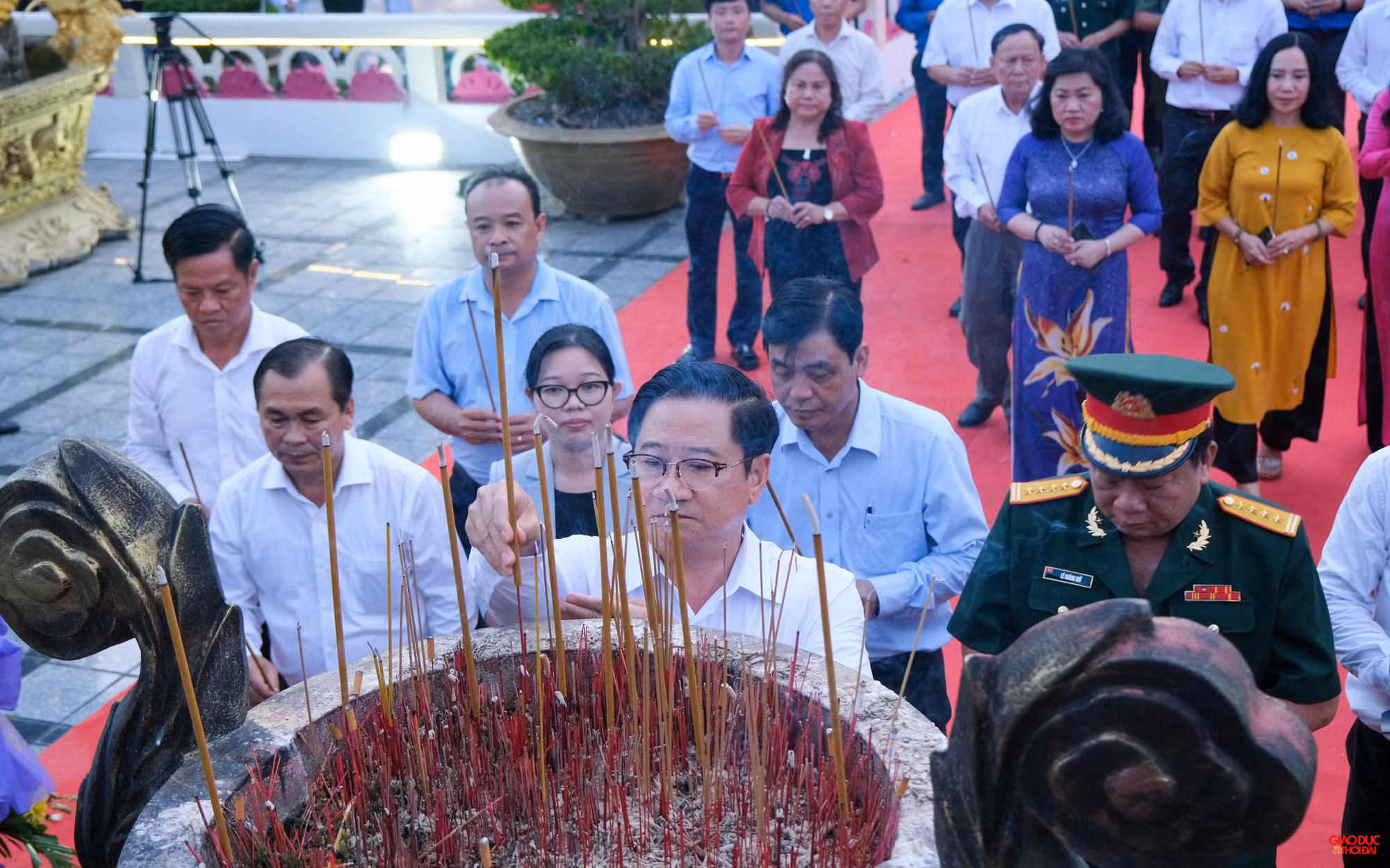 Lãnh đạo thành phố cùng các đại biểu và lực lượng quân đội, công an và đoàn viên dâng hoa, dâng hương lên tượng đài Tổ quốc ghi công nhằm tưởng nhớ các anh hùng, liệt sĩ