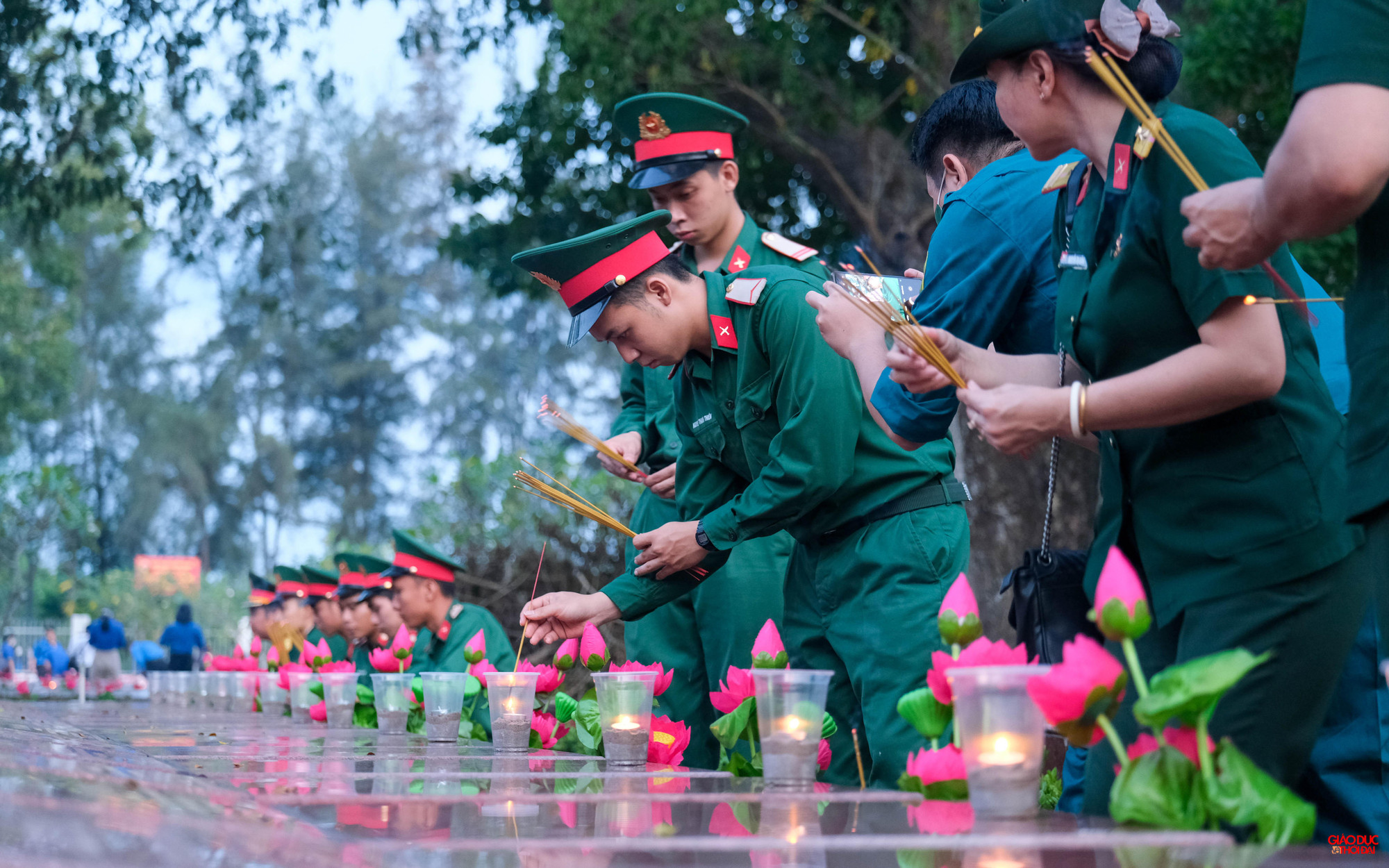 Các chiến sĩ bộ đội tưởng niệm, cầu nguyện cho những người lính đã hi sinh bảo vệ tổ quốc Các chiến sĩ bộ đội tưởng niệm, cầu nguyện cho những người lính đã hi sinh bảo vệ tổ quốc
