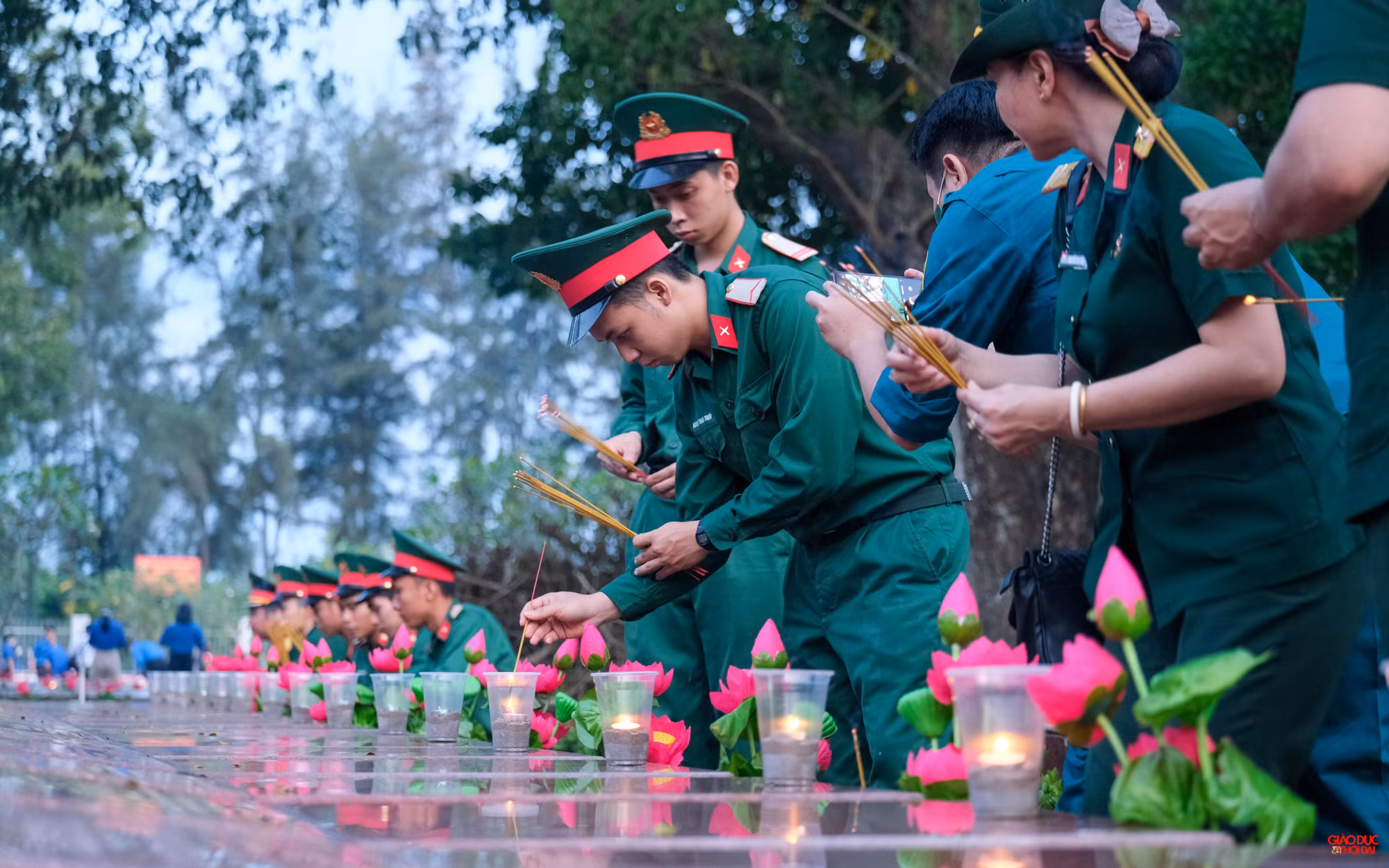 Các chiến sĩ bộ đội tưởng niệm, cầu nguyện cho những người lính đã hi sinh bảo vệ tổ quốc