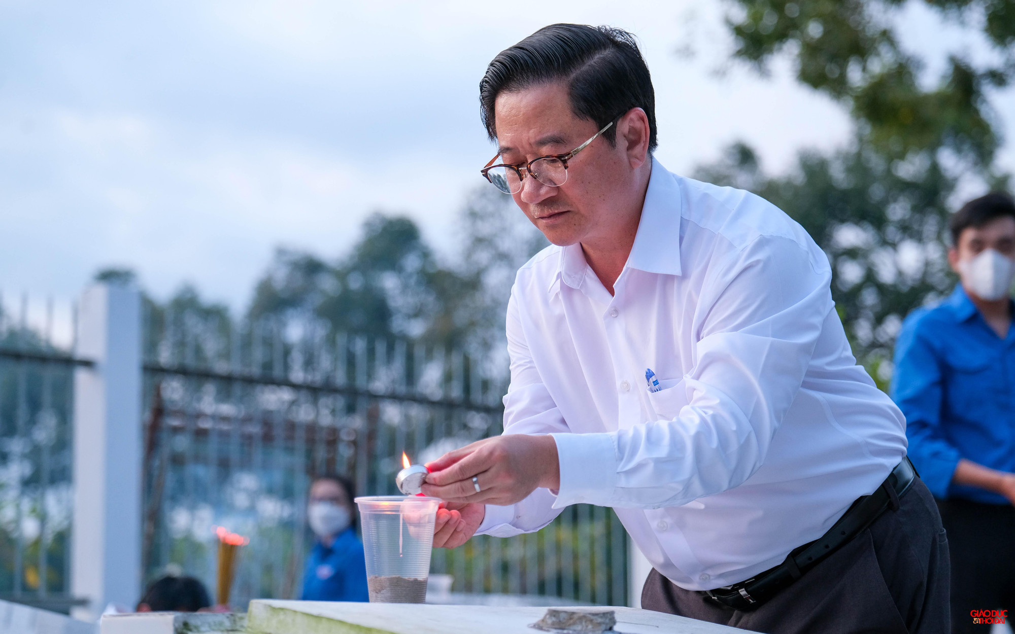 Ông Trần Việt Trường, Chủ tịch UBND thành phố Cần Thơ thắp nến tại nghĩa trang. Ông Trần Việt Trường, Chủ tịch UBND thành phố Cần Thơ thắp nến tại nghĩa trang.