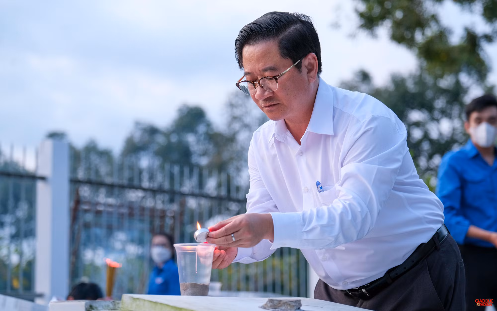 Ông Trần Việt Trường, Chủ tịch UBND thành phố Cần Thơ thắp nến tại nghĩa trang.