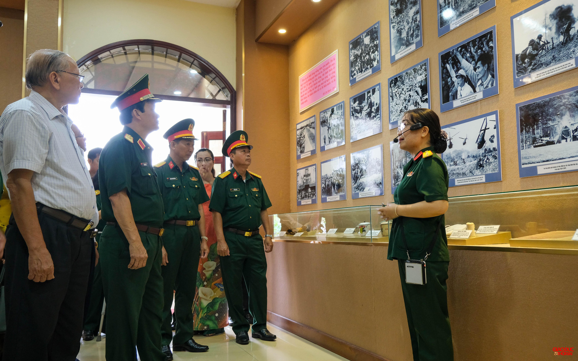 Triển lãm có hơn 300 hình ảnh, hiện vật, tài liệu lịch sử đã tái hiện sinh động về các cuộc chiến tranh khốc liệt, tinh thần chiến đấu dũng cảm, kiên cường của “Bộ đội Cụ Hồ”. Triển lãm có hơn 300 hình ảnh, hiện vật, tài liệu lịch sử đã tái hiện sinh động về các cuộc chiến tranh khốc liệt, tinh thần chiến đấu dũng cảm, kiên cường của “Bộ đội Cụ Hồ”.