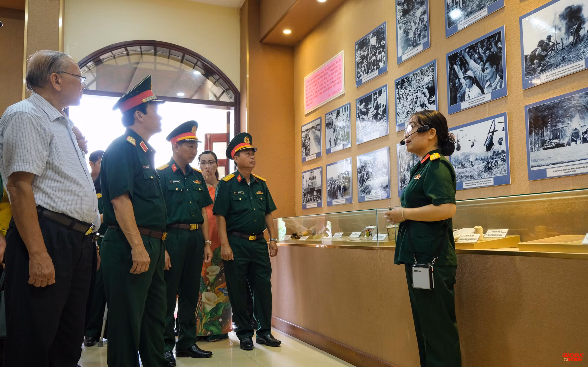 Triển lãm có hơn 300 hình ảnh, hiện vật, tài liệu lịch sử đã tái hiện sinh động về các cuộc chiến tranh khốc liệt, tinh thần chiến đấu dũng cảm, kiên cường của “Bộ đội Cụ Hồ”.