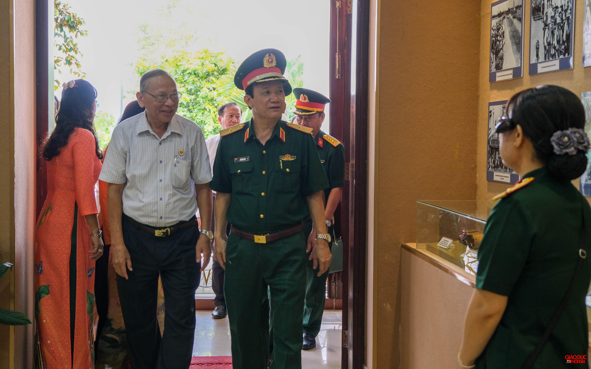 Các đại biểu đến tham quan khu triển lãm chuyên đề “Uống nước nhớ nguồn” Các đại biểu đến tham quan khu triển lãm chuyên đề “Uống nước nhớ nguồn”