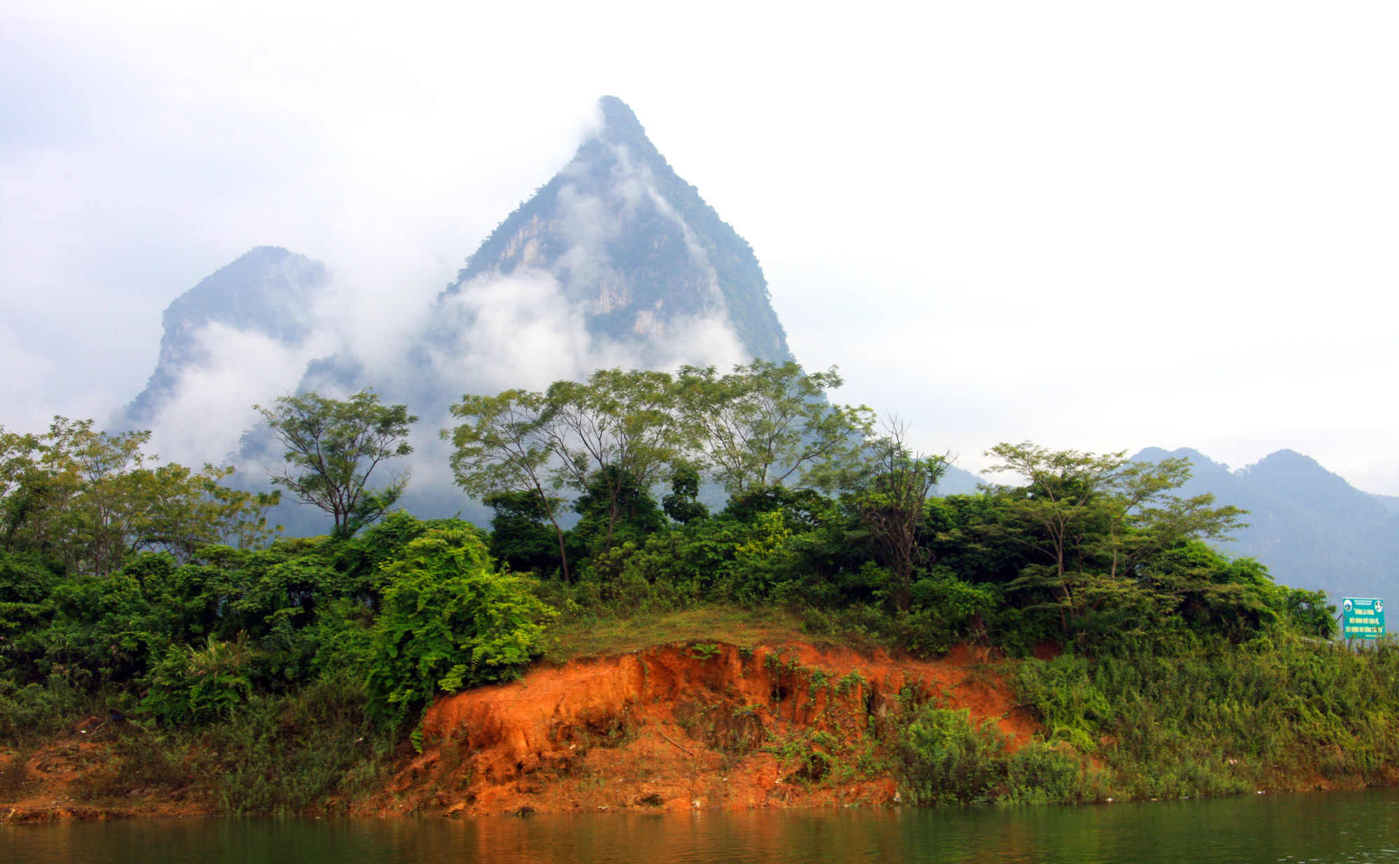 Phóng xa tầm mắt du khách sẽ thấy núi Pác Tạ, ngọn núi cao nhất của huyện Na Hang có hình chú voi đang đứng bên nậm rượu.
