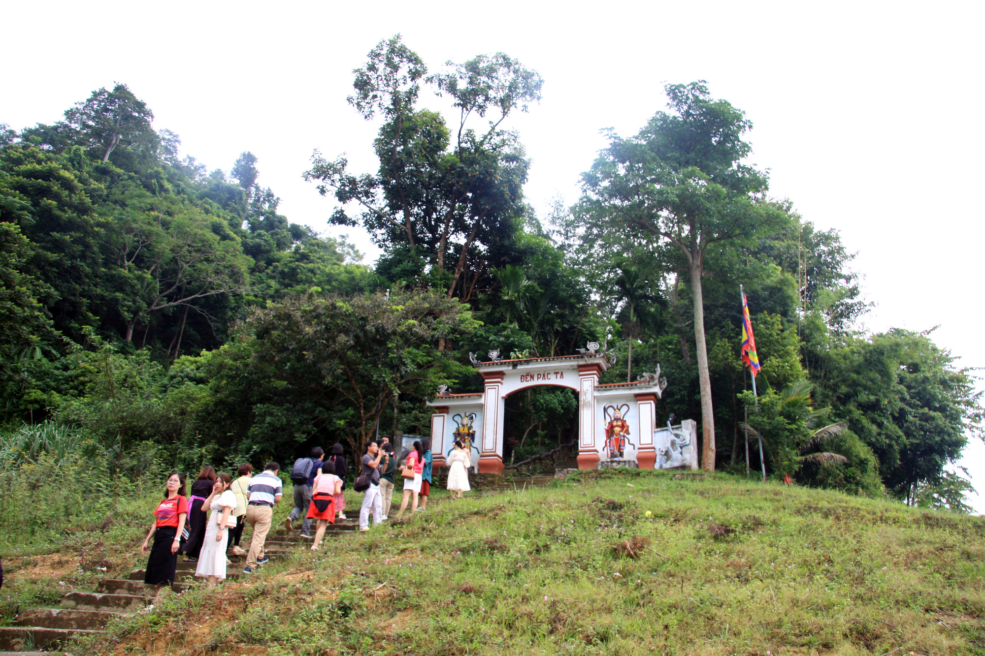 Một trong những điểm du lịch tâm linh nổi tiếng trên hồ Na Hang là đền Pác Tạ. Đây là ngôi đền nhân dân xây dựng tưởng nhớ vị hôn thê của Chiêu Văn Vương Trần Nhật Duật.