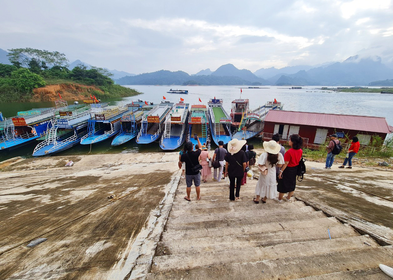 Du khách xuống thuyền trải nghiệm khám phá lòng hồ Na Hang.