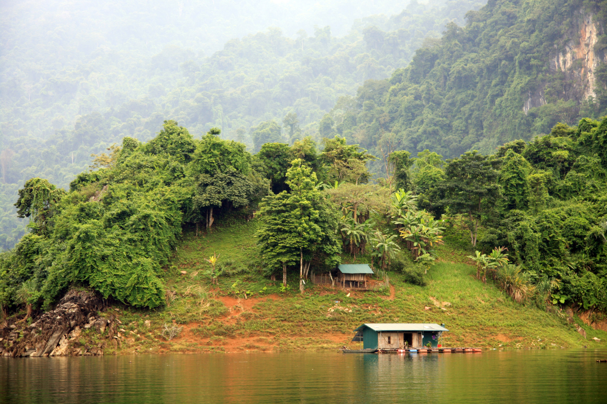 Cuộc sống thanh bình trong những căn nhà nổi của người dân dọc theo lòng hồ Na Hang.