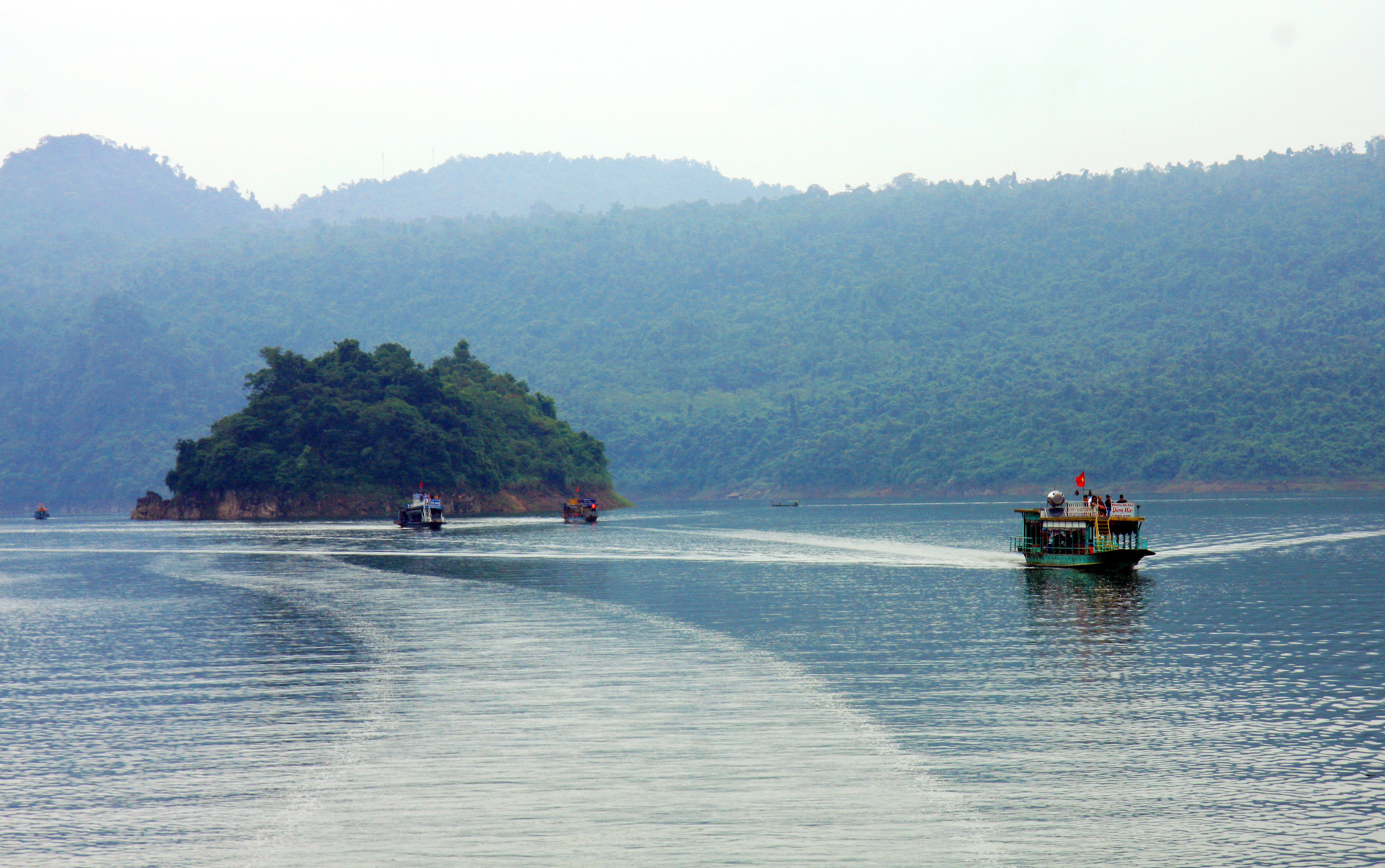Đoạn hợp lưu giữa sông Gâm với sông Năng là một vùng sông nước, núi non hùng vĩ.