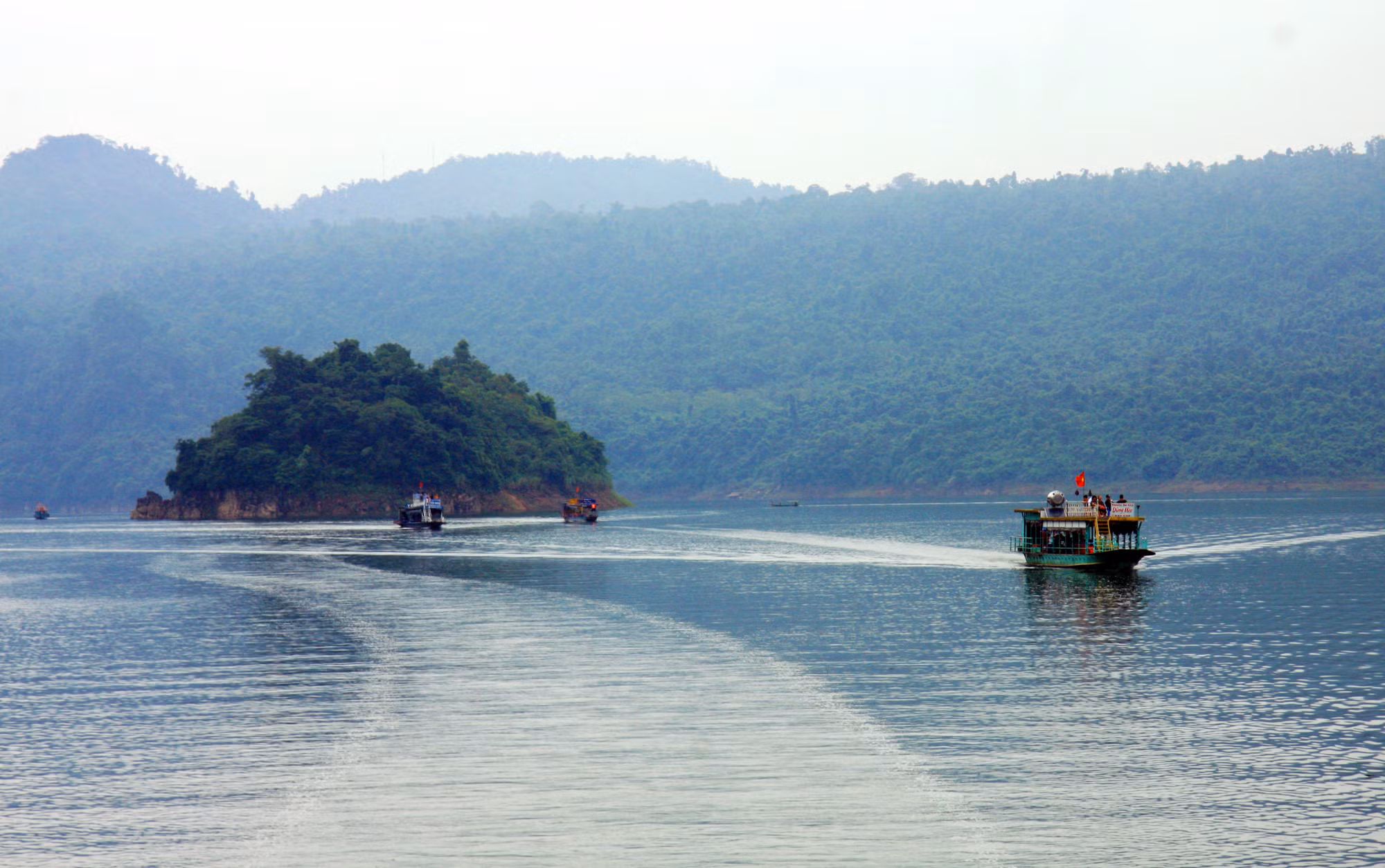 Đoạn hợp lưu giữa sông Gâm với sông Năng là một vùng sông nước, núi non hùng vĩ.