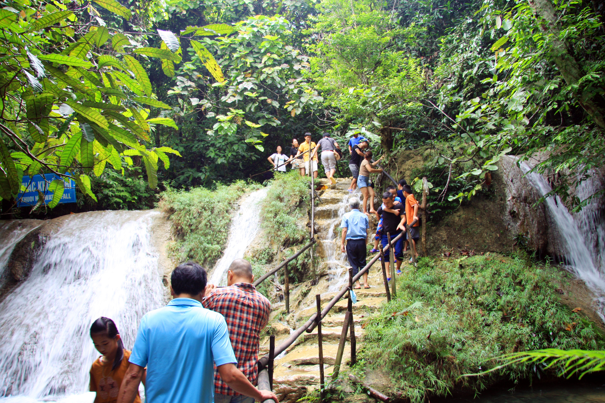 Thác Khuổi Nhi là điểm đến được nhiều du khách yêu thích. Đi từ dưới lên điểm cuối có 3 thác, mỗi con thác có một vẻ đẹp cuốn hút riêng. Chính điều này đã tạo nên sự thú vị và hấp dẫn cho cảnh sắc thiên nhiên nơi đây.