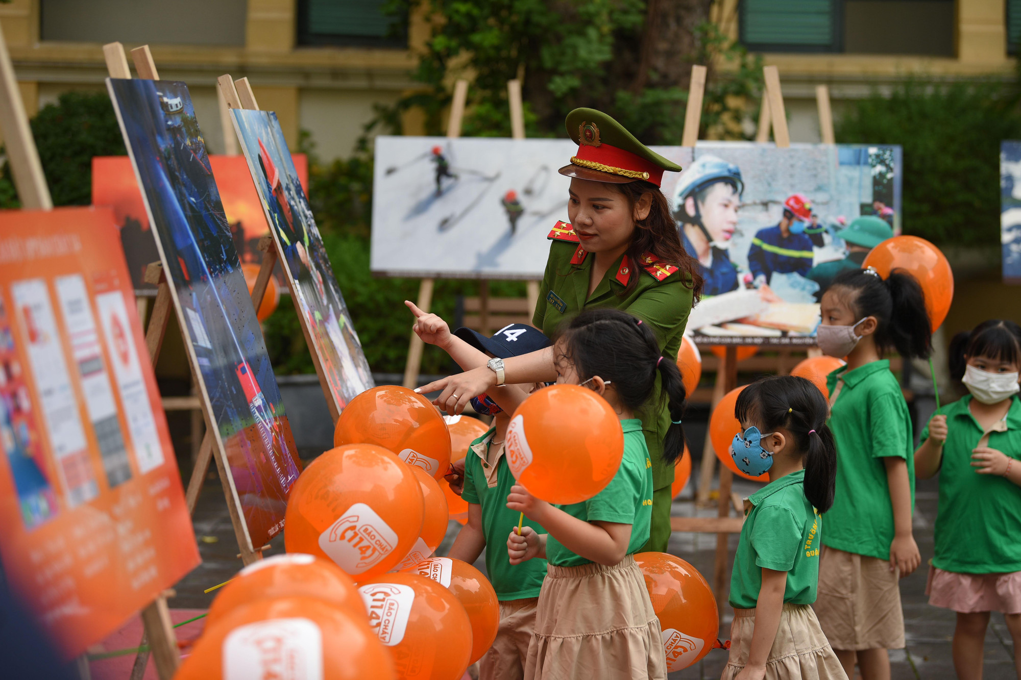 Sáng nay gần 500 học sinh quận Hoàn Kiếm đã tham gia trải nghiệm làm lính cứu hỏa.
