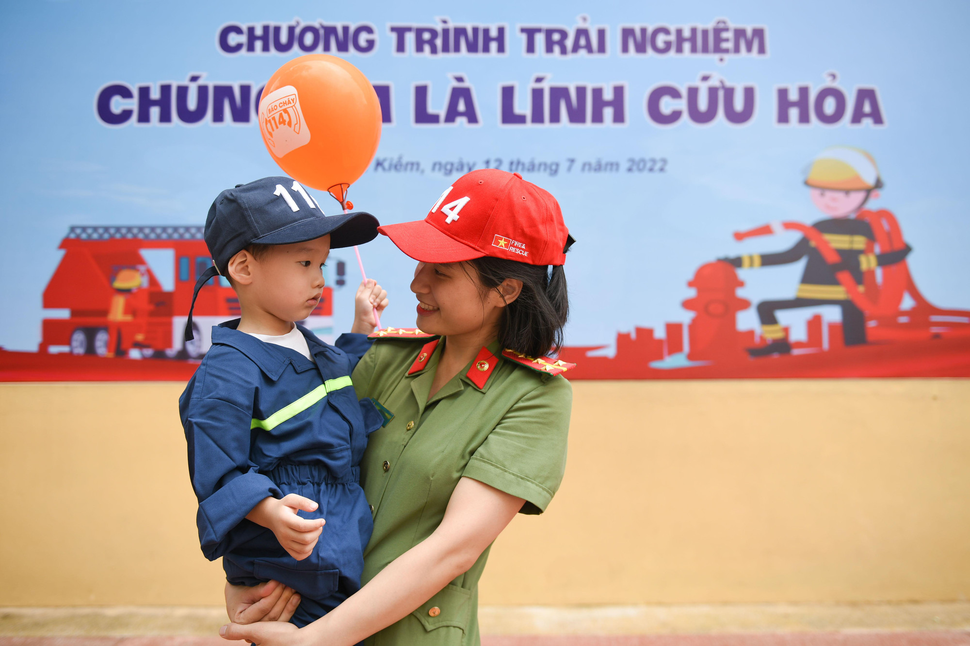 Các em được mặc những bộ đồ của lính cứu hỏa.