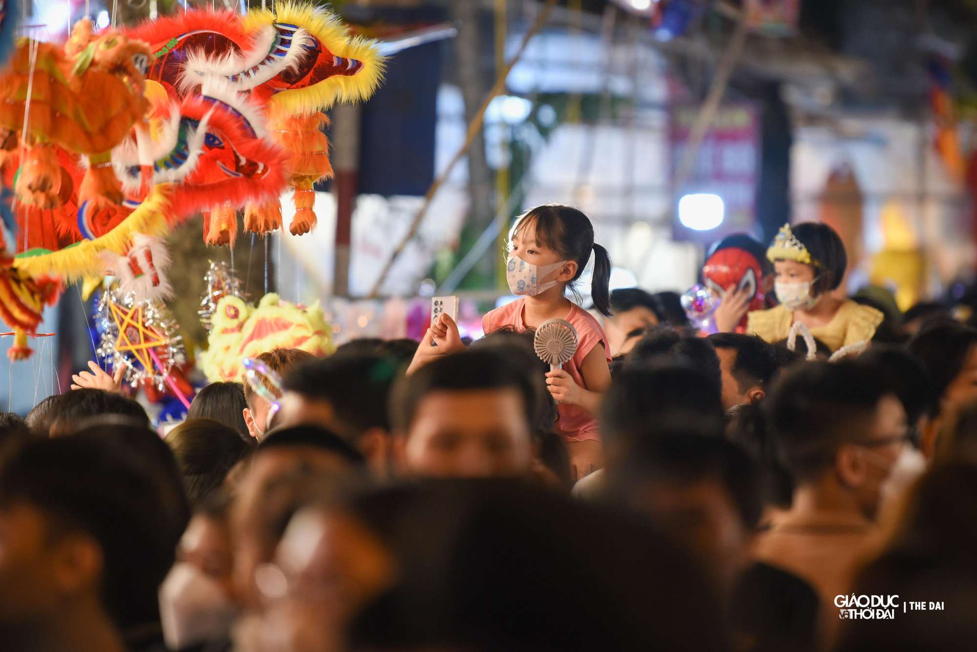 Tết Trung thu đúng vào dịp cuối tuần, nhiều người đã lựa chọn lên chợ Trung thu truyền thống để vui chơi.