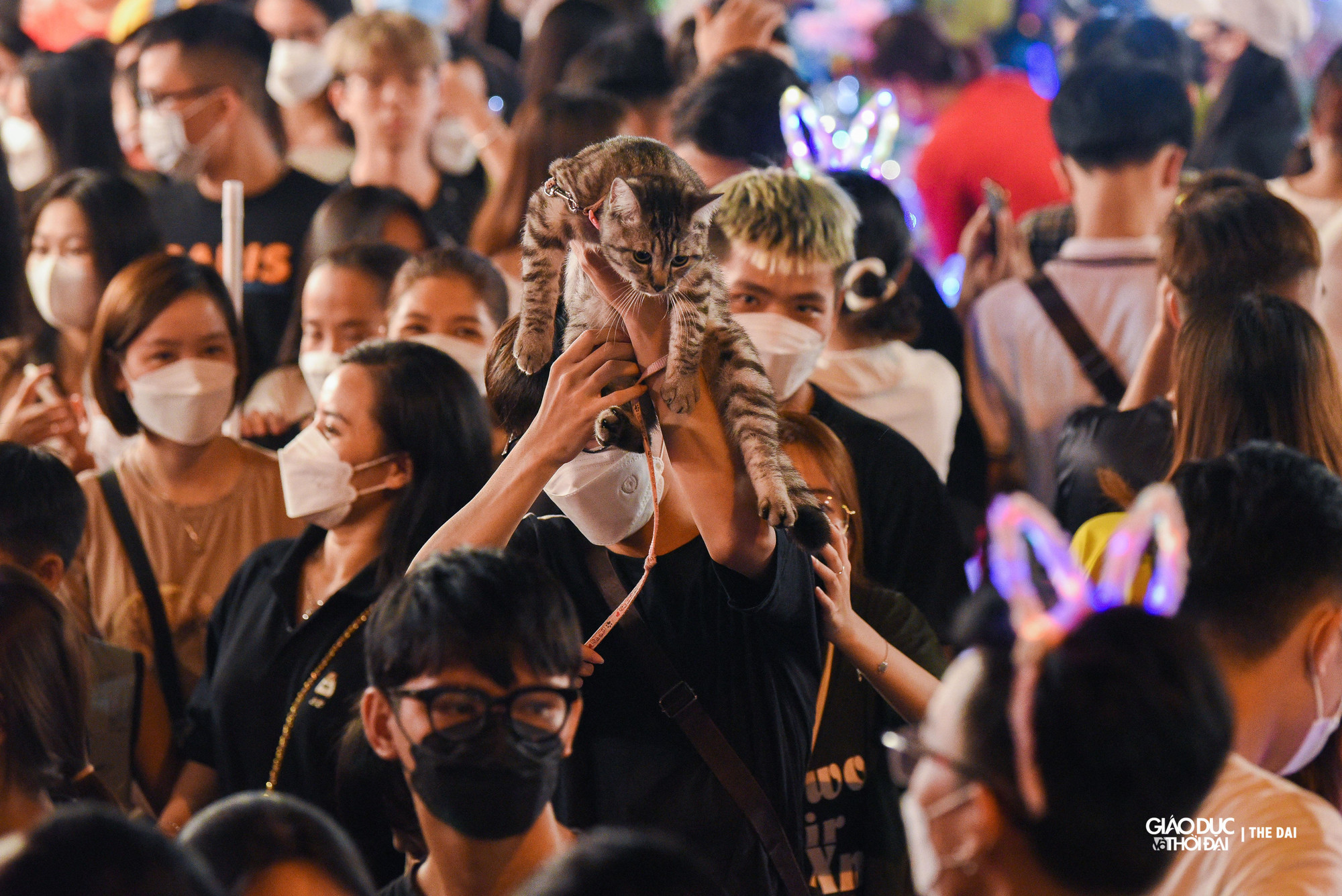 Nhiều người dân chia sẻ, dù biết con phố Hàng Mã những ngày này sẽ rất đông nhưng vẫn muốn đi để cùng mọi người tận hưởng cảm giác đón không khí Trung thu.