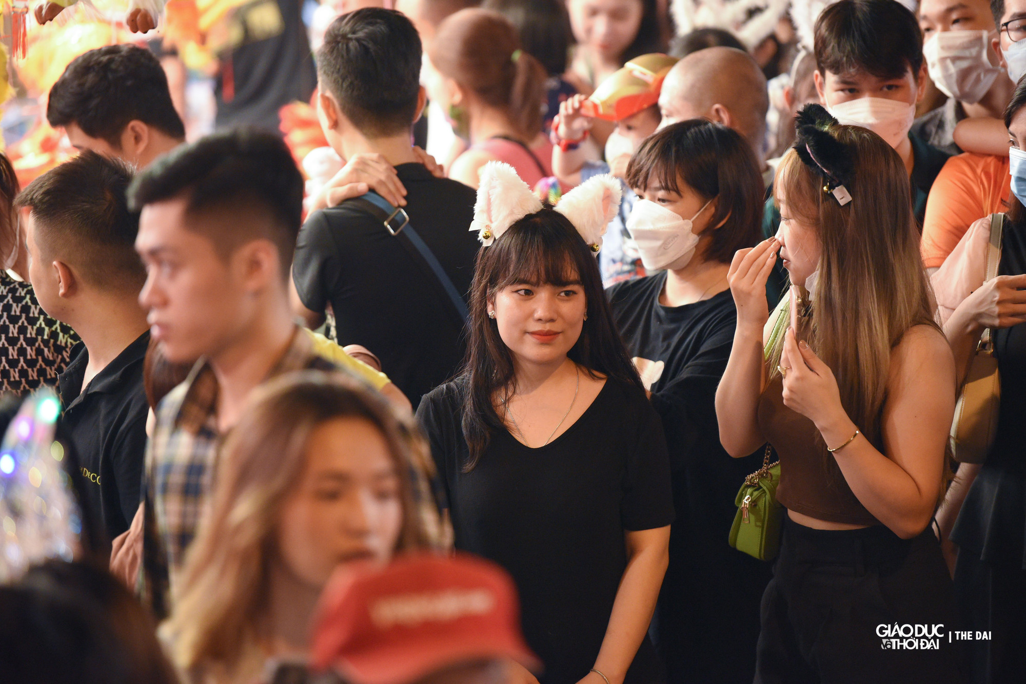 Các mặt hàng đồ chơi truyền thống như đèn ông sao, mặt nạ… được bày bán ở phố Hàng Mã.