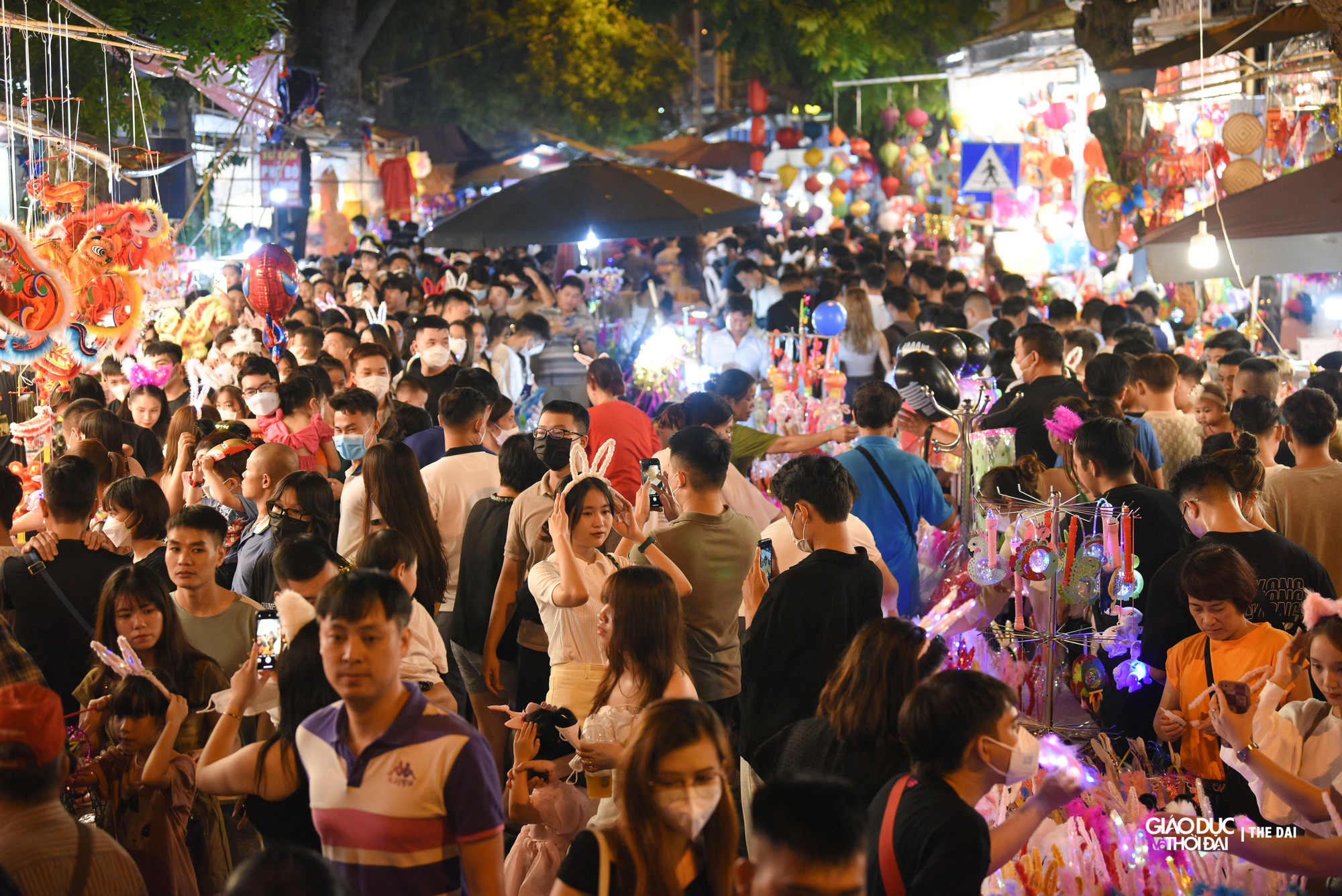 Hàng ngàn người chen chân chụp ảnh, mua các món đồ chơi, đồ trang trí Tết Trung thu.