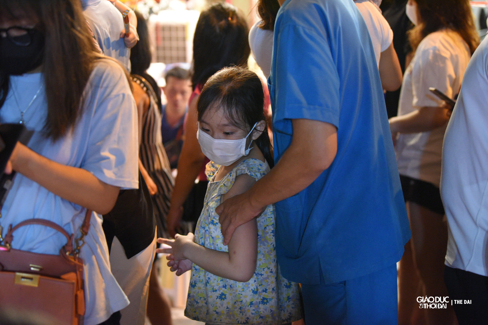 Vào những ngày này tại phố Hàng Mã, lượng người đổ về khiến con nơi đây trở nên quá tải, khiến con phố nhỏ chẳng còn chỗ trống để các cháu Thiếu nhi đi dạo, chọn đồ chơi Trung thu cùng bố mẹ...thay vào đó các cháu chỉ có lựa chọn là trèo lên cổ bố ngắm đèn ông sao từ xa.