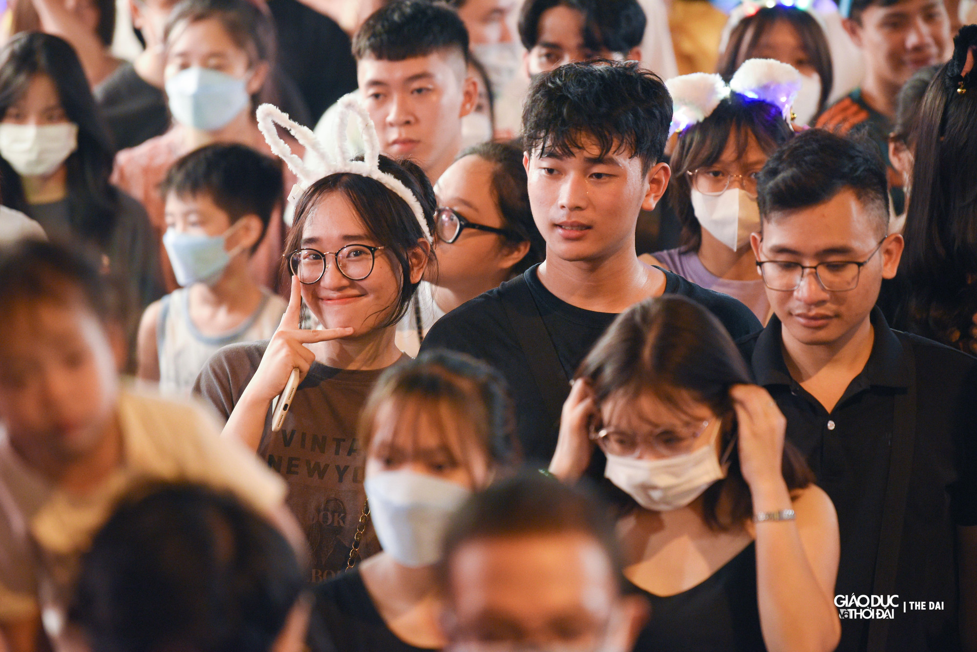 Nhiều bạn trẻ chọn cho mình 1 góc nhỏ trong đám đông để chụp ảnh &apos; check-in&apos;.