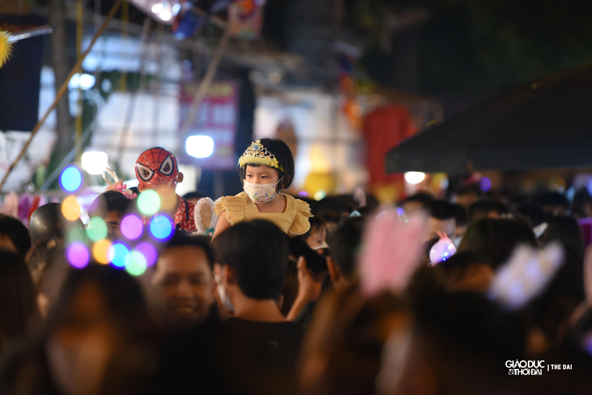 Thời tiết mát mẻ, không mưa, càng thu hút số đông người dân đến phố Hàng Mã.