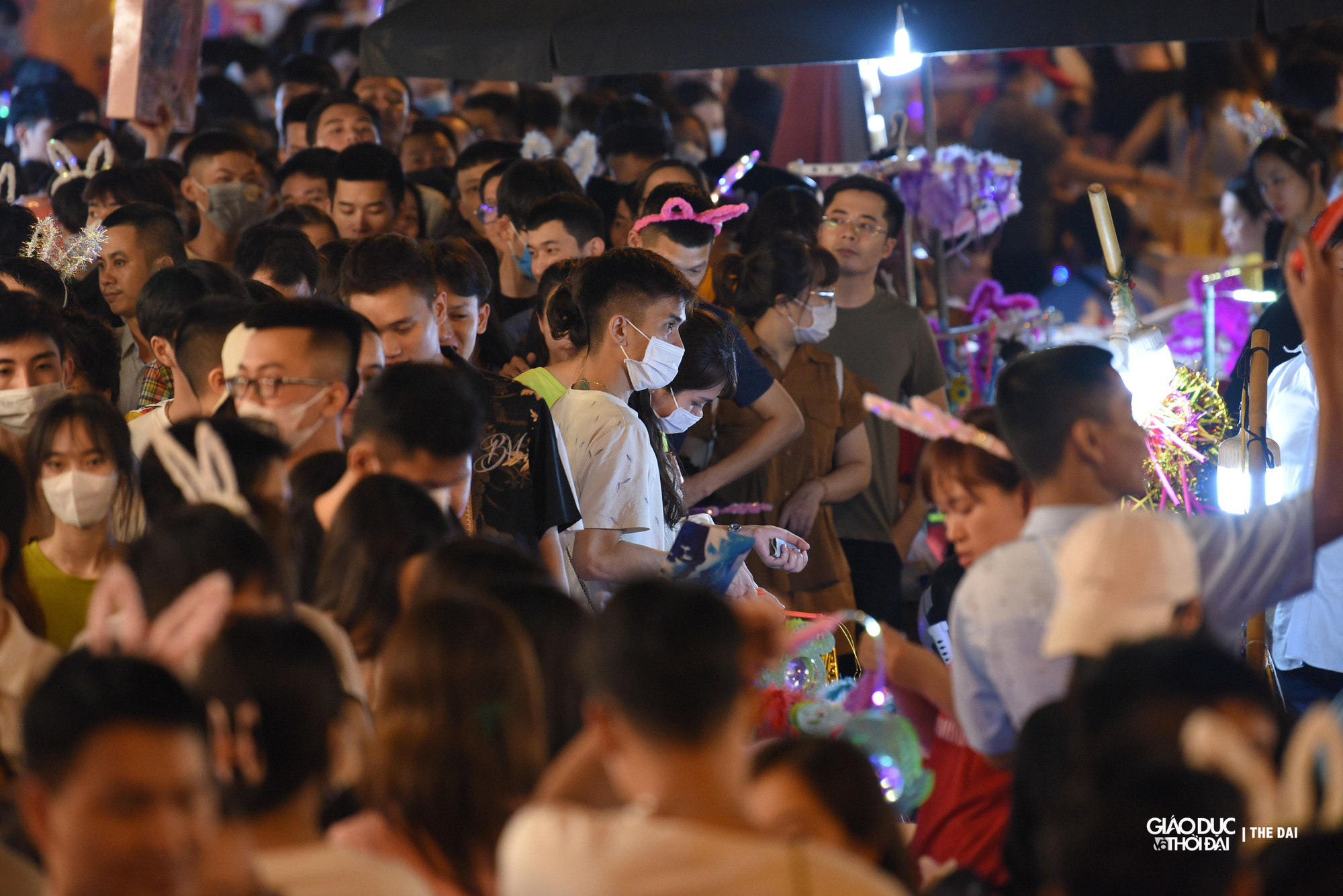 Phố Hàng Mã (đoạn từ ngã tư Hàng Cót - Hàng Gà đến ngã tư Hàng Đường - Đồng Xuân), Hàng Lược, Hàng Rươi, Hàng Chai, Hàng Khoai (đoạn từ ngã tư Đồng Xuân - Hàng Giấy đến ngã ba Hàng Khoai - Hàng Lược) đã được rào chắn để phục vụ ngày Tết Trung thu.