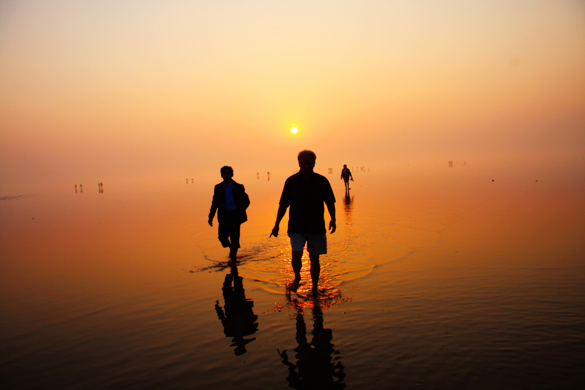 Khung giờ vàng đón bình minh trên &apos;biển vô cực&apos; là khoảng 5 giờ - 5 giờ 30 phút sáng. Du khách nên theo dõi dự báo thời tiết, lịch thủy triều lên xuống, chọn ngày nắng, trời ít mây, lặng gió. Phương tiện di chuyển là xe xích, đi bộ. Du khách nên đi ủng, mặc quần soóc, váy ngắn để tránh bị ướt, dính bùn; mang theo một chiếc ghế làm chỗ để đồ, đạo cụ chụp ảnh và để nghỉ chân.