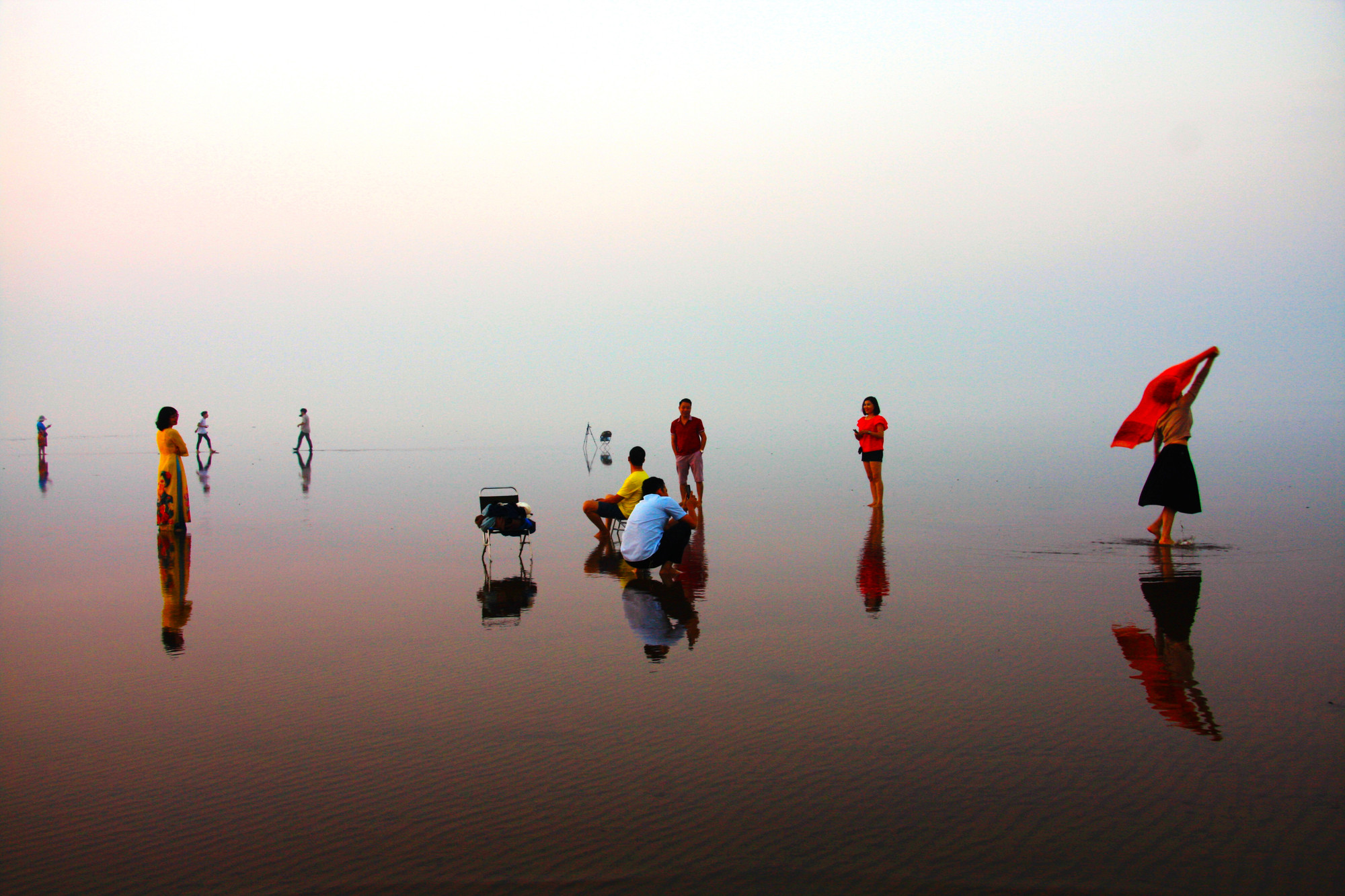 Vùng biển Thụy Xuân còn hoang sơ, du khách đến đây có thể hòa mình vào bầu không khí mát mẻ, trong lành, khám phá cuộc sống của người dân miền biển.