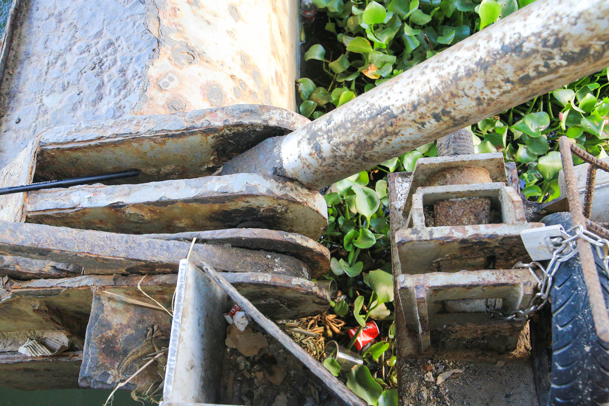 Nhiều thiết bị vận hành của đập Thảo Long đã bị ăn mòn, rỉ sét.