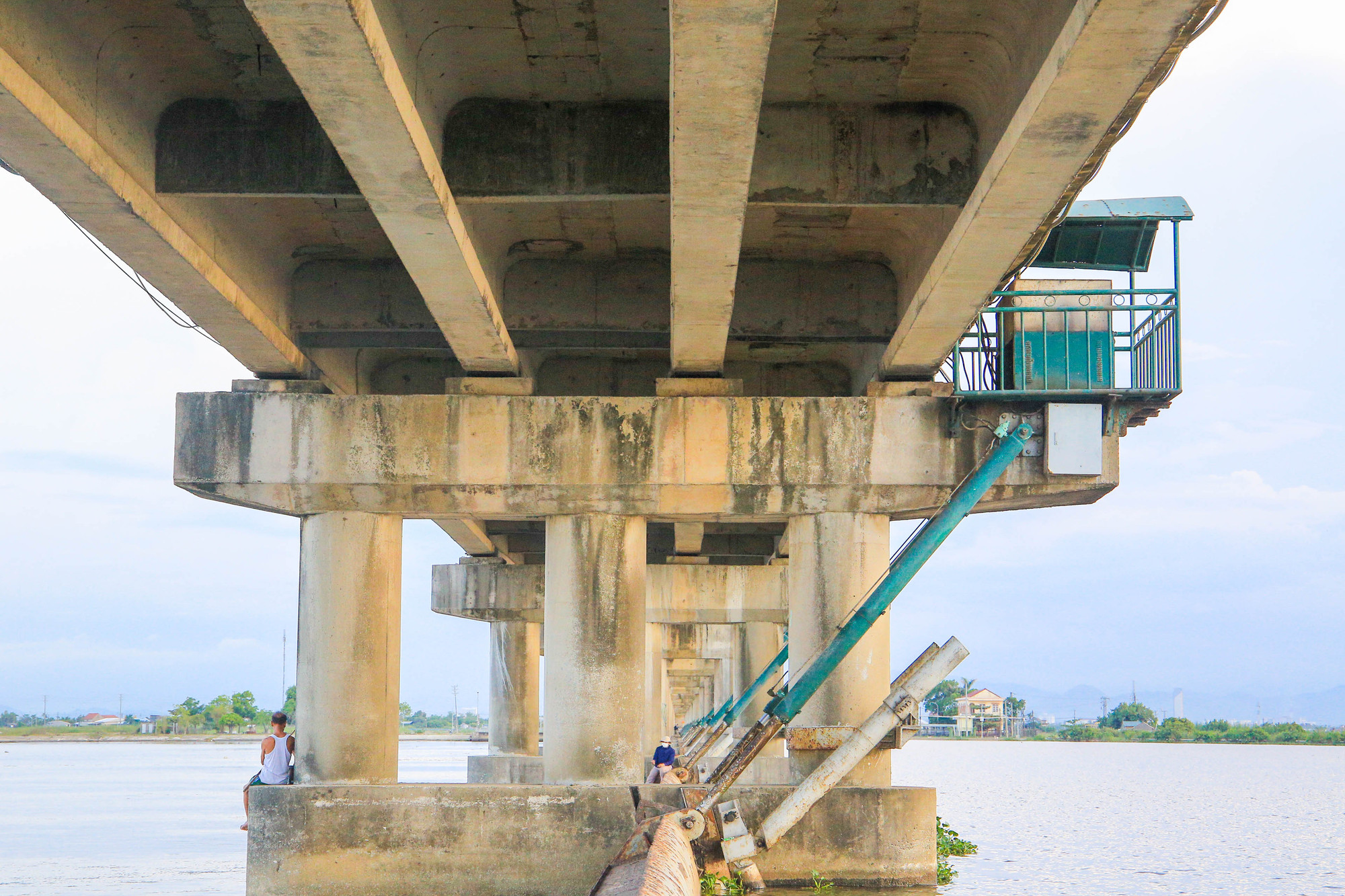 Theo đó, dự án sẽ tiến hành xử lý chống thấm nền đập, xử lý các khe rỗng dưới dầm dàn van, gia cố hố xói, lòng dẫn hạ lưu công trình.