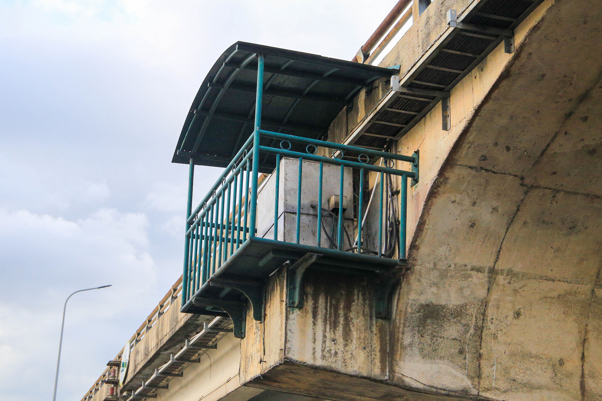 Chiều rộng thông nước là 472,5m, cống gồm 15 khoang, mỗi khoang rộng 31,5m, được thiết kế theo hình thức cống chảy hở với hệ thống cửa van đóng, mở.