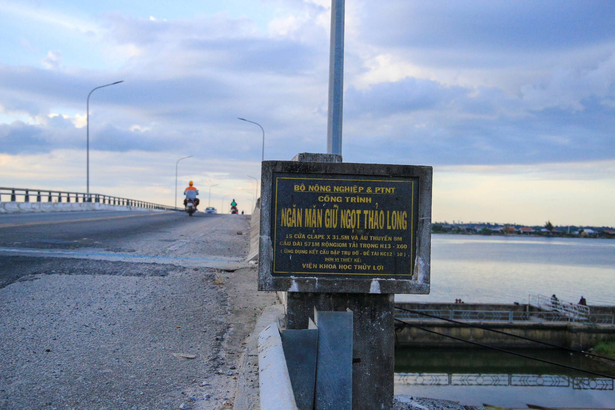 Đây là công trình thủy lợi ngăn mặn, giữ ngọt và kết hợp chức năng kết nối giao thông bờ bắc và nam sông Hương qua hai xã Hương Phong và Phú Thanh, TP Huế.