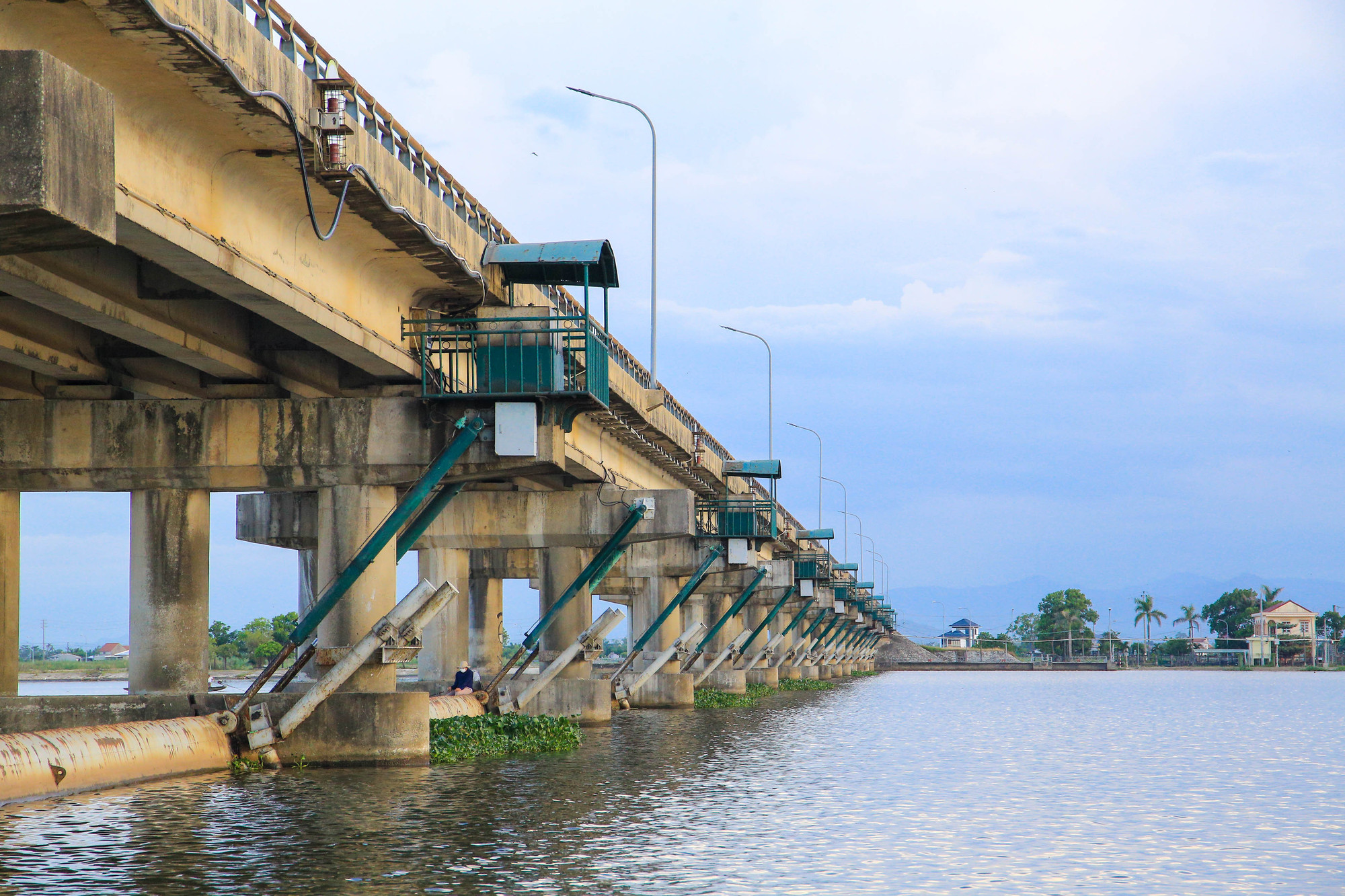 Theo quan sát, các cửa van sử dụng vật liệu thép CT3, thiết bị thủy lực, thiết bị điện, điện tử lắp đặt ngoài trời do chịu nhiều tác động của thời tiết, môi trường đã bị xuống cấp.