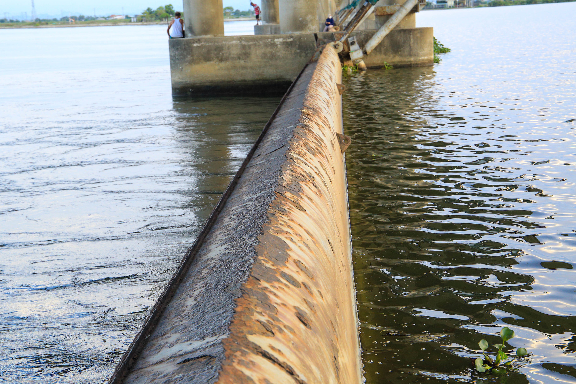 Tại vị trí lòng dẫn thượng, hạ lưu cống ngăn mặn bị bồi lắng cản trở dòng chảy.