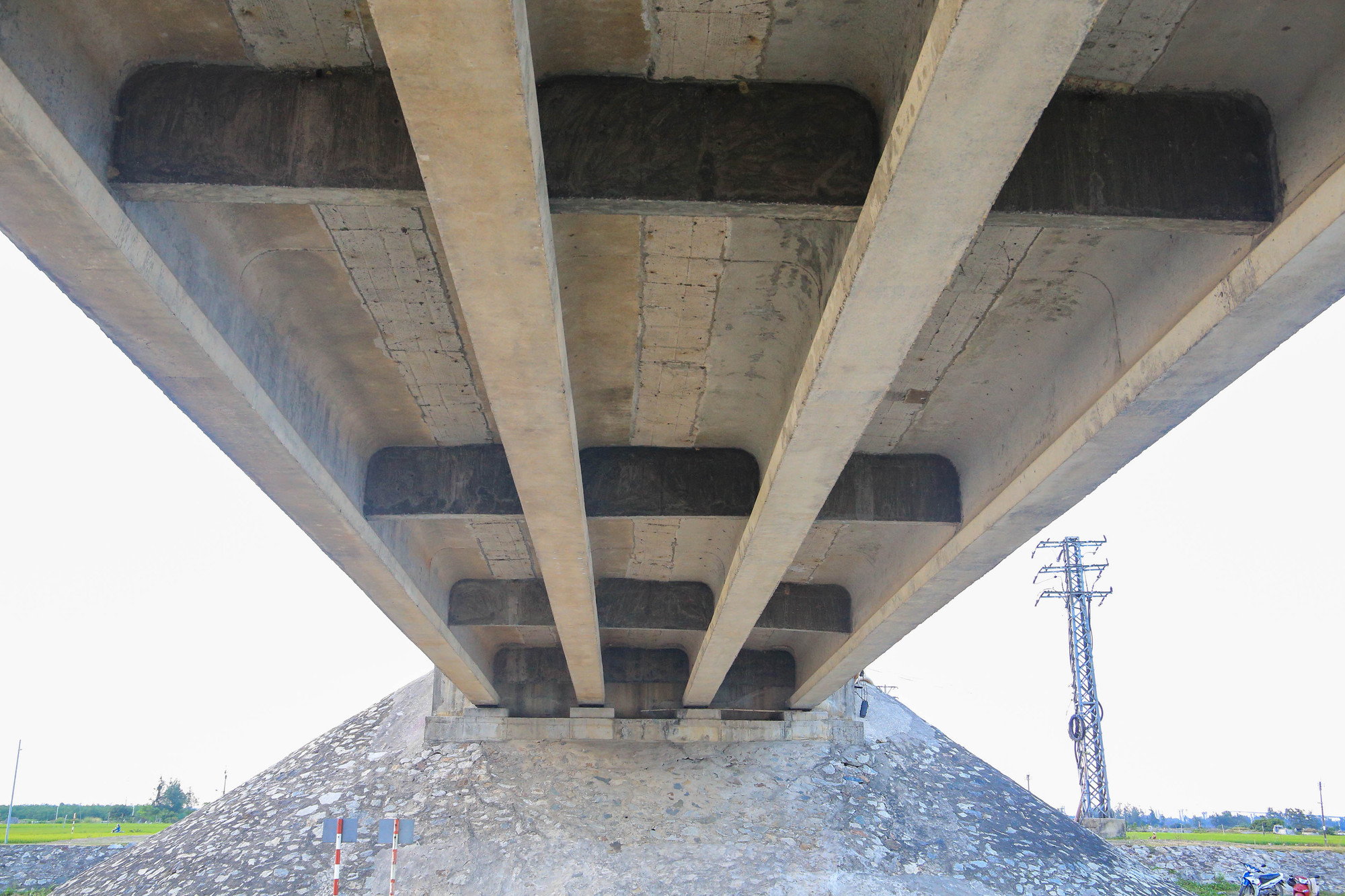 Thay mới hệ thống xi lanh đóng mở cửa van chính và cửa van cấp thoát nước buồng âu.