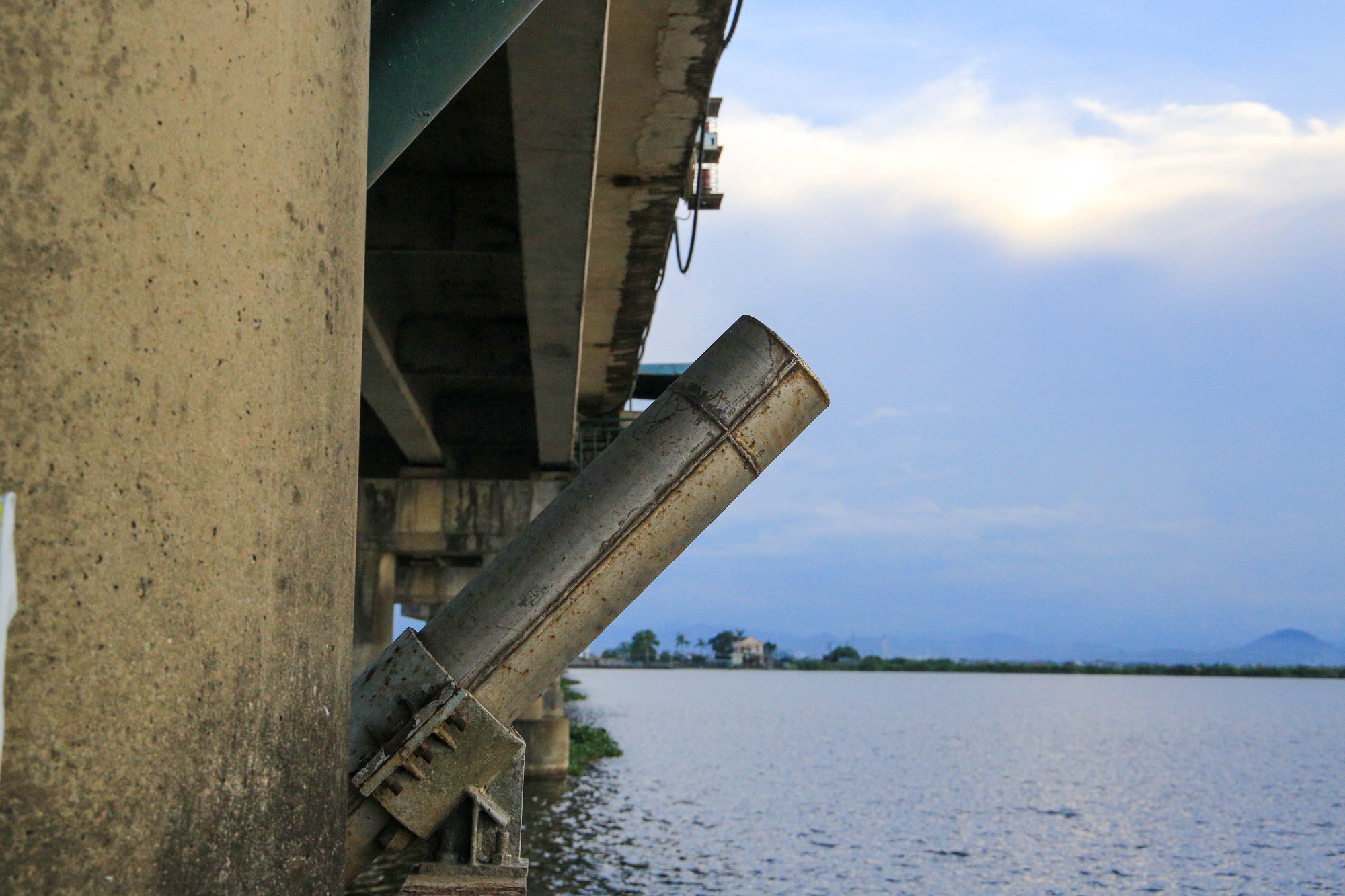 Phần cơ khí sẽ thay mới 6 cửa van và sửa chữa 9 cửa van, thay mới toàn bộ các cụm kín nước đáy và cụm nước bên tại 15 cửa.