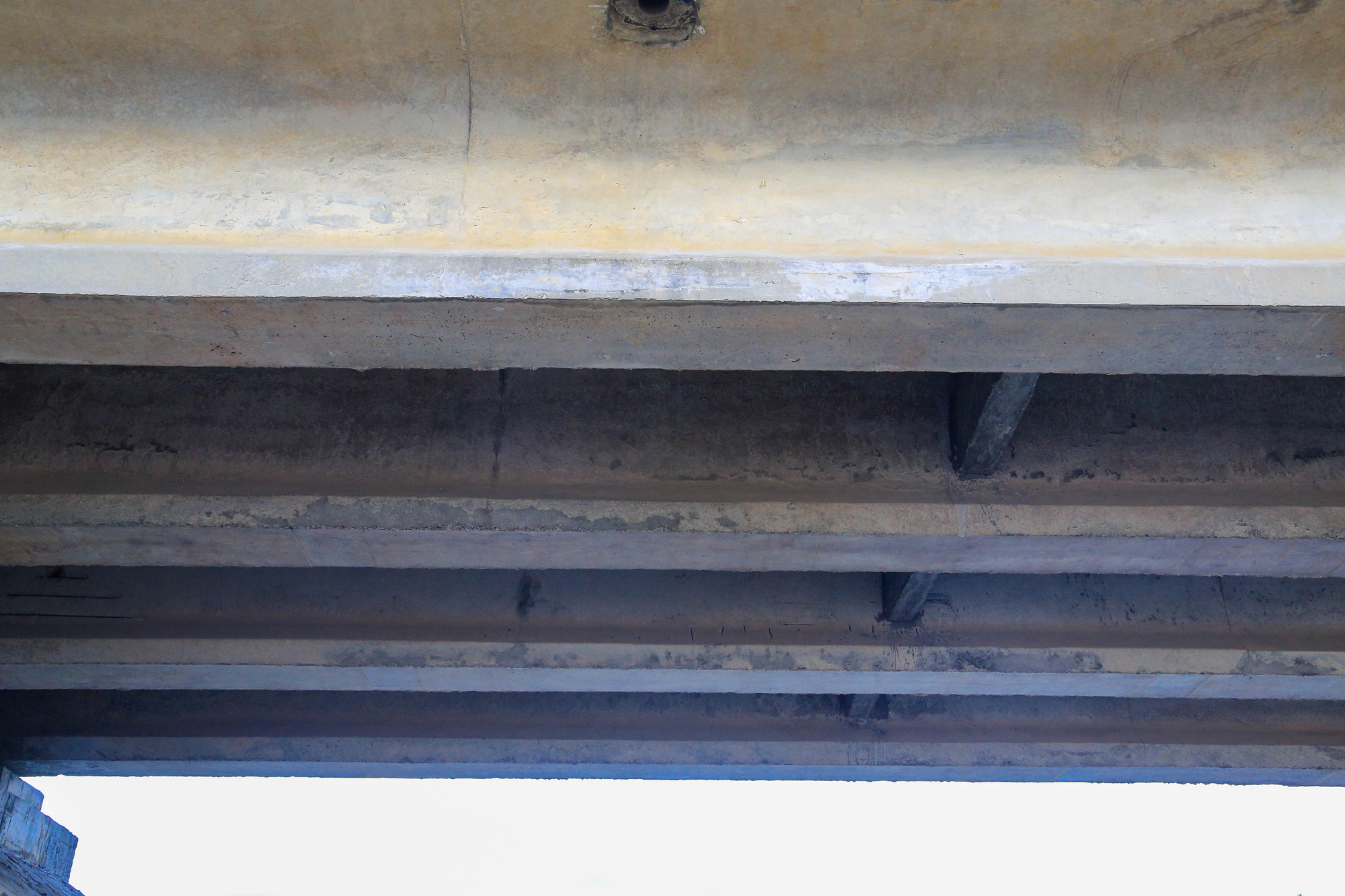 Đồng thời, dự án cũng nâng cấp, sửa chữa hệ thống điện điều khiển các van tại công trình và nhà quản lý. Sửa chữa, nâng cấp nhà quản lý, bờ bao kết hợp đường quản lý hai đầu đập.