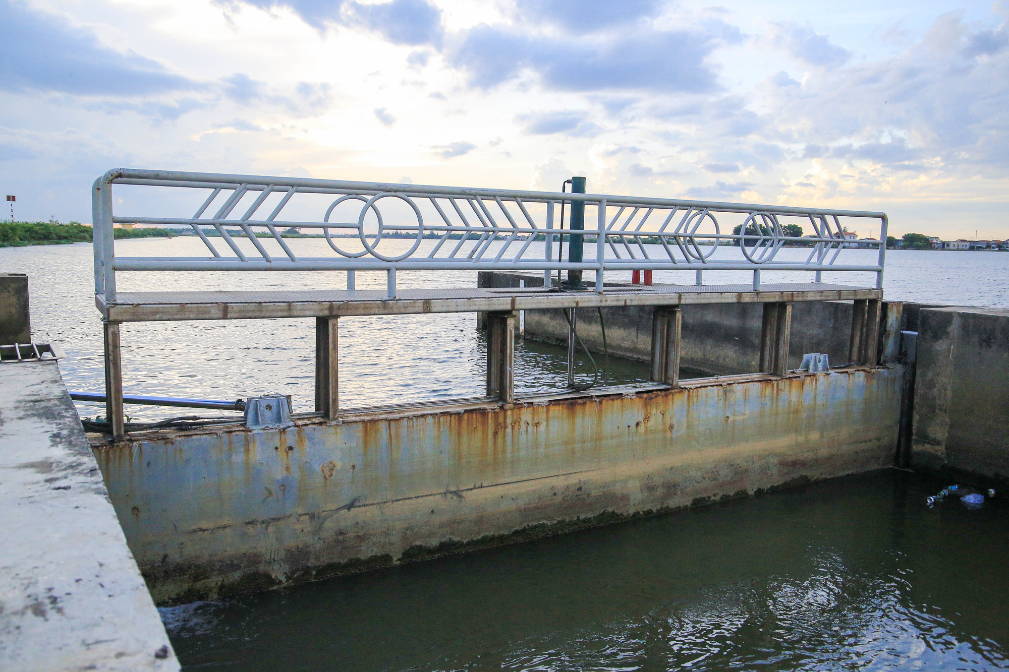 Được biết, đập Thảo Long có các hạng mục chính gồm: cống ngăn mặn, cầu giao thông, đường dẫn hai đầu cầu và âu thuyền.