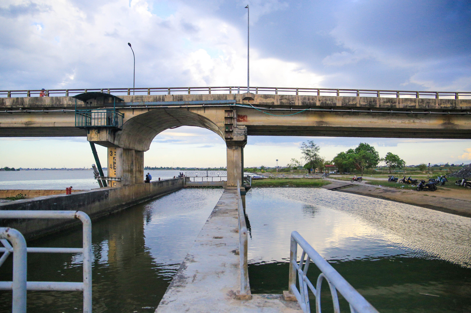 Công trình do Ban Quản lý đầu tư và xây dựng thủy lợi 5, Bộ NN&PTNT làm chủ đầu tư, được khởi công xây dựng vào tháng 8/2001 với tổng kinh phí thực hiện 152 tỷ đồng.